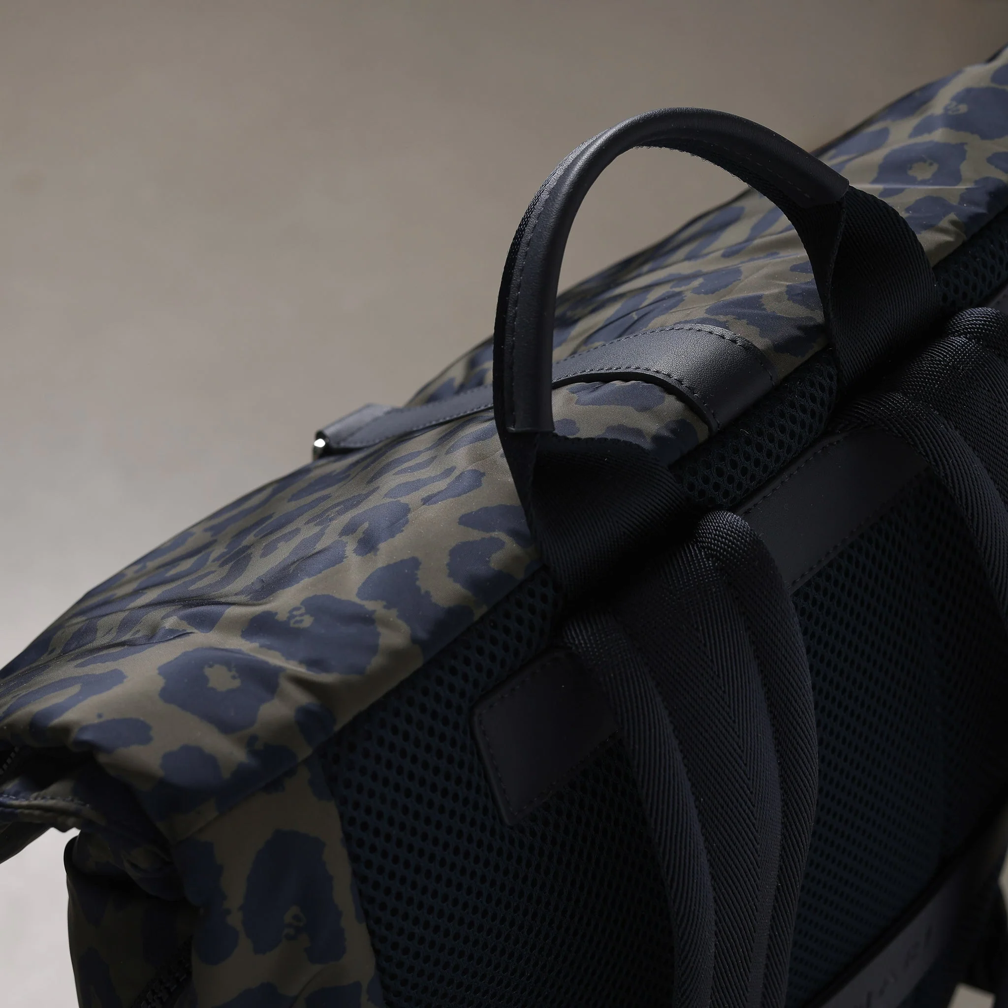 Padded Backpack medium - leo splashes navy/olive - Image 16