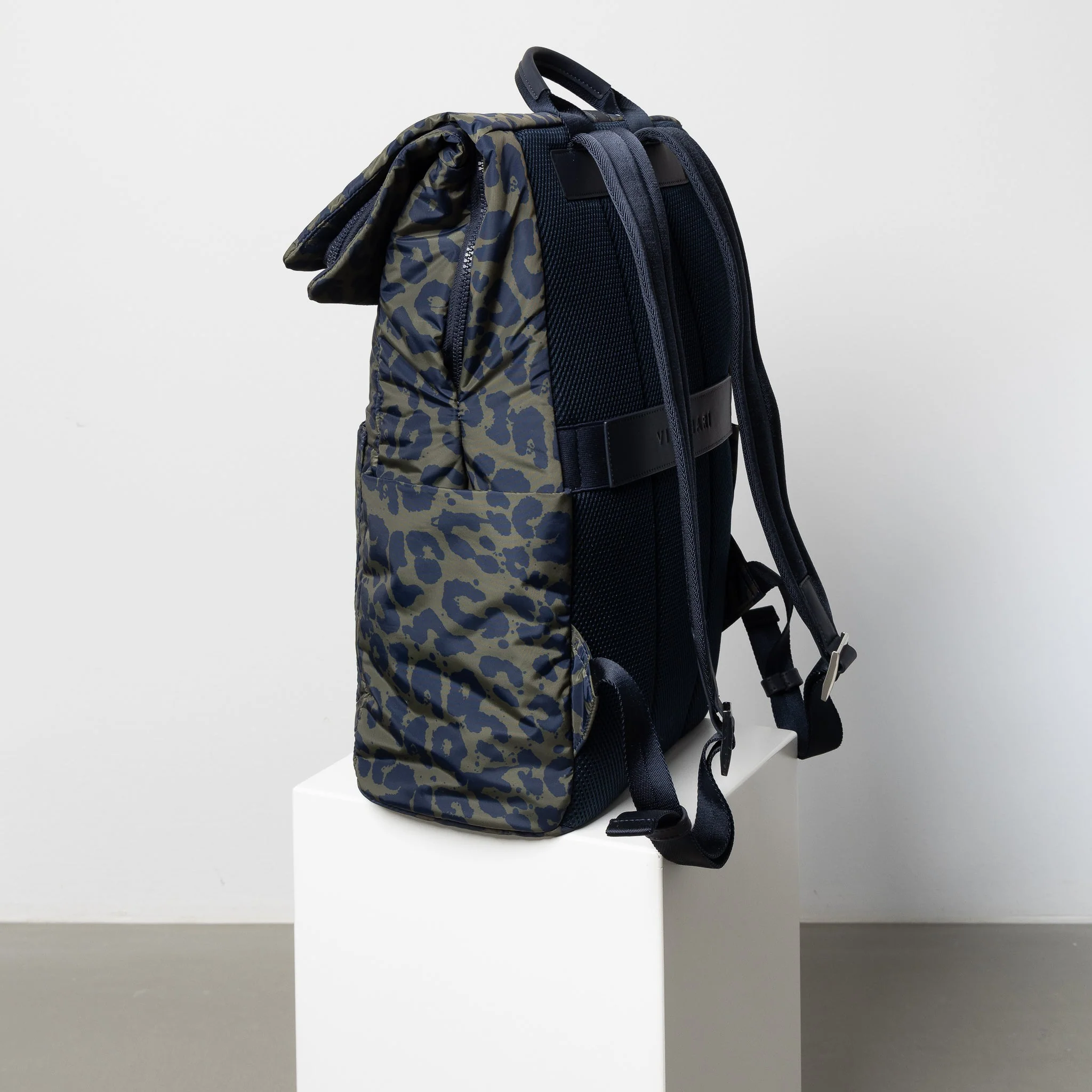 Padded Backpack medium - leo splashes navy/olive - Image 22