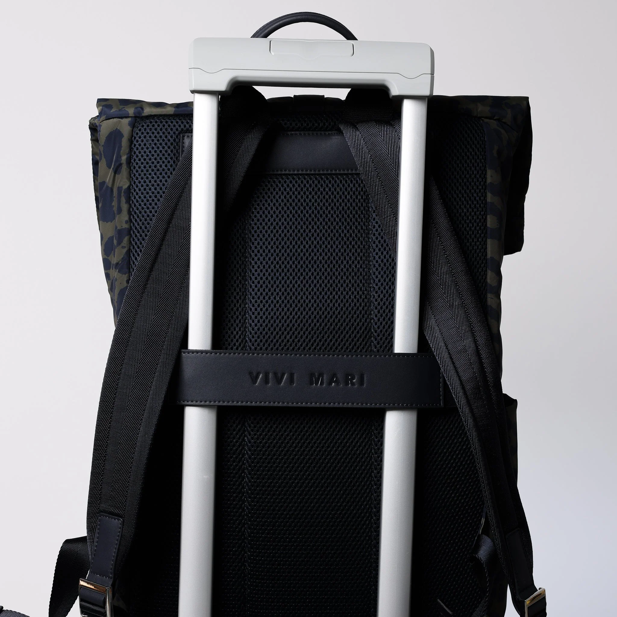 Padded Backpack medium - leo splashes navy/olive - Image 5