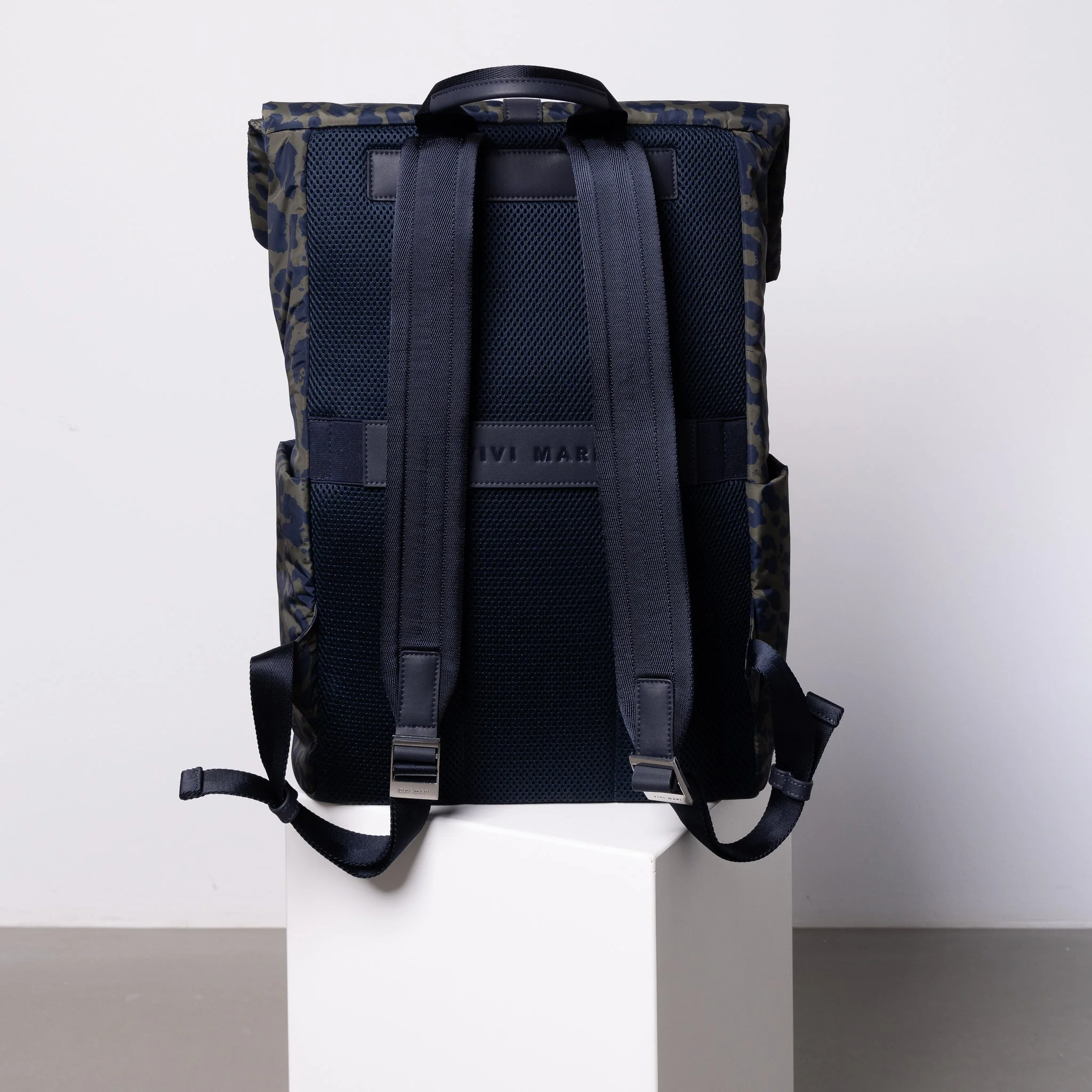 Padded Backpack medium - leo splashes navy/olive - Image 6