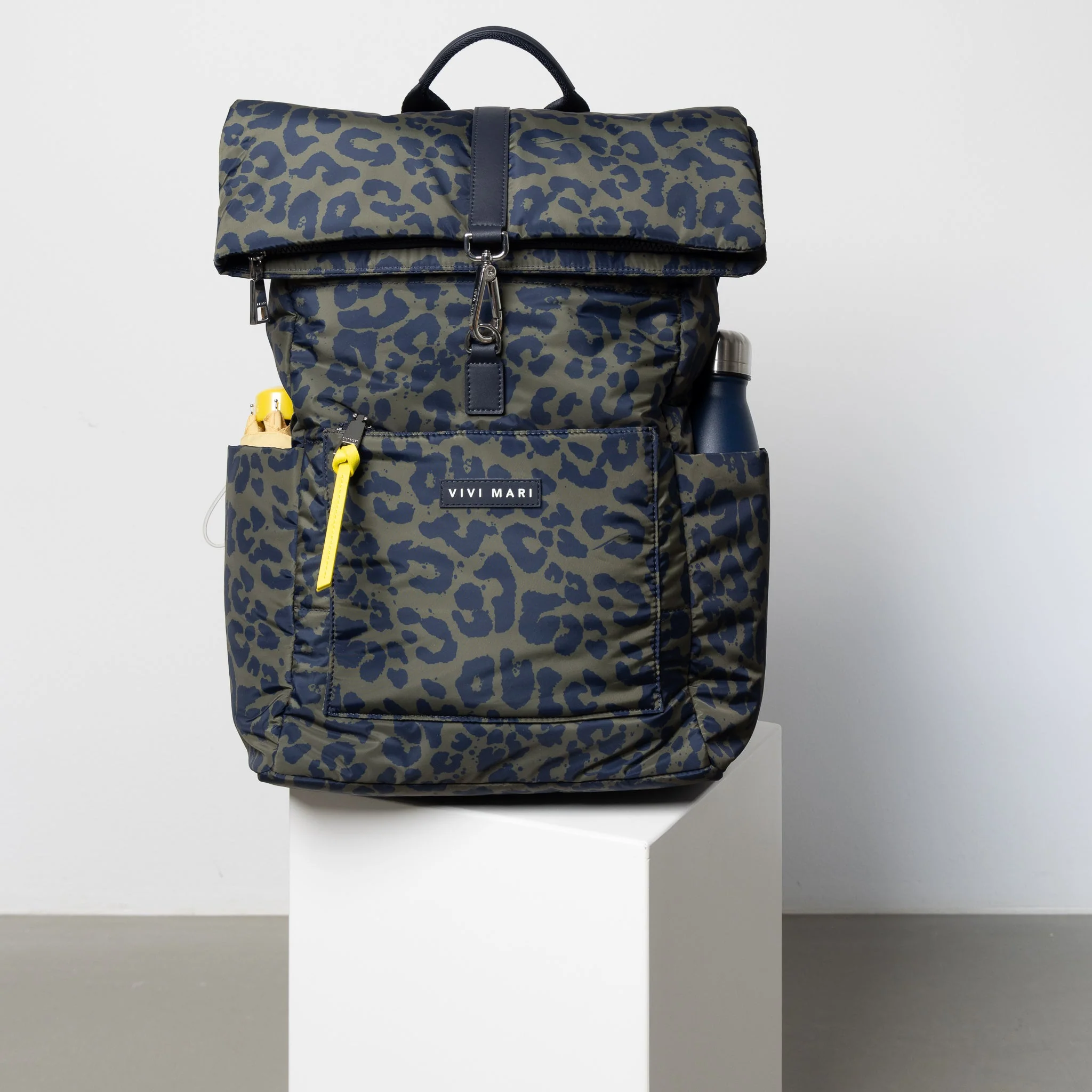 Padded Backpack medium - leo splashes navy/olive - Image 7