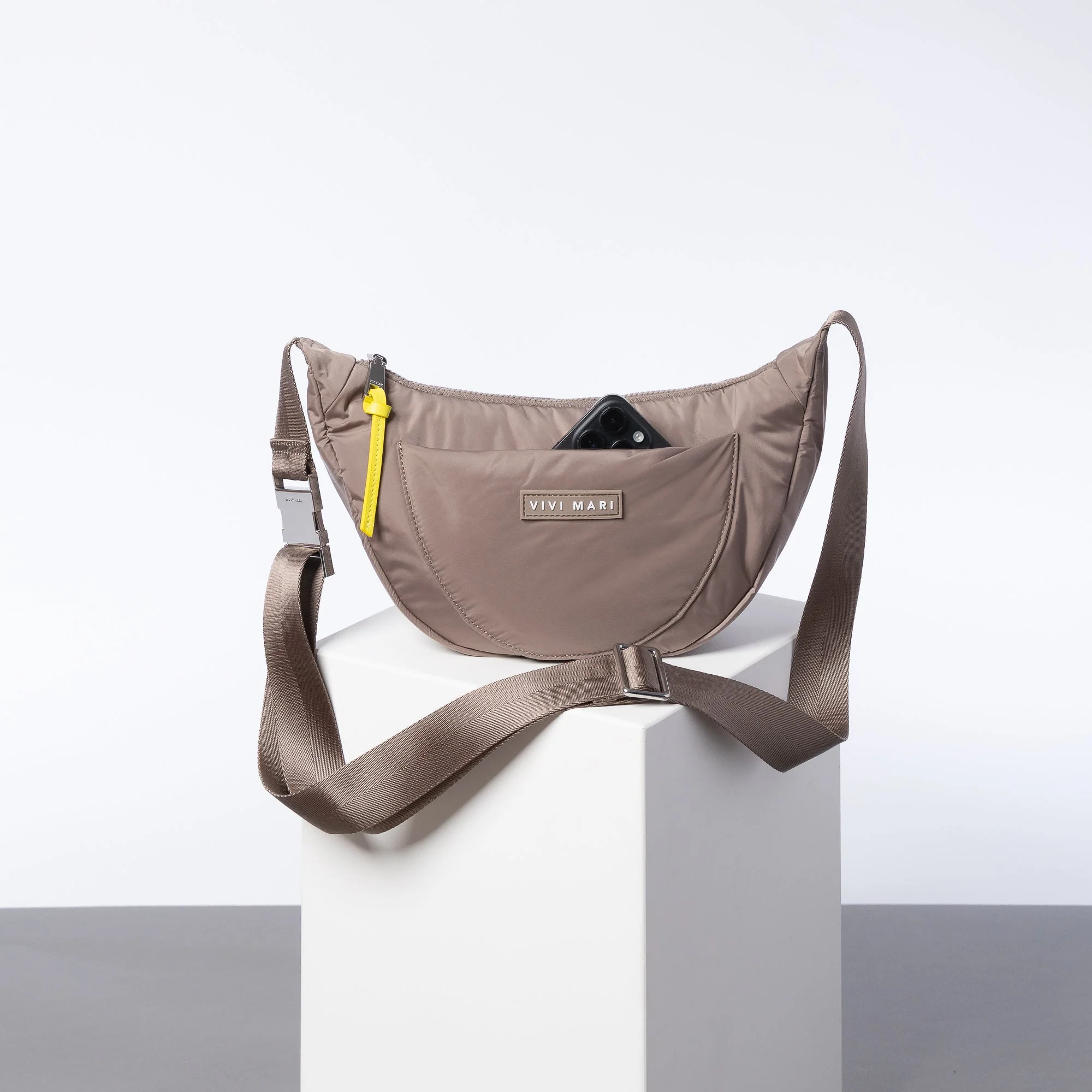 Padded Hip Bag medium - dark mushroom - Image 11