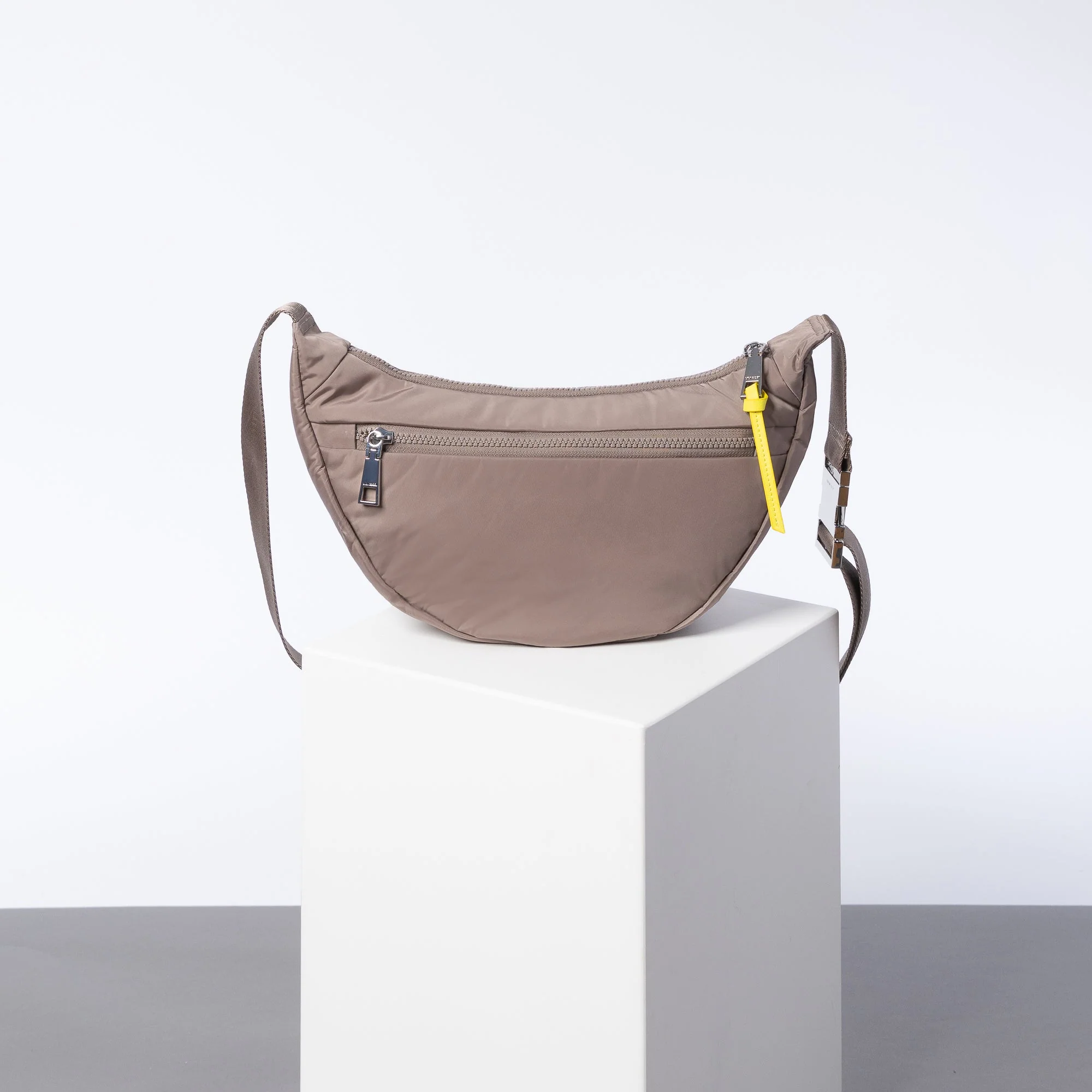 Padded Hip Bag medium - dark mushroom - Image 9