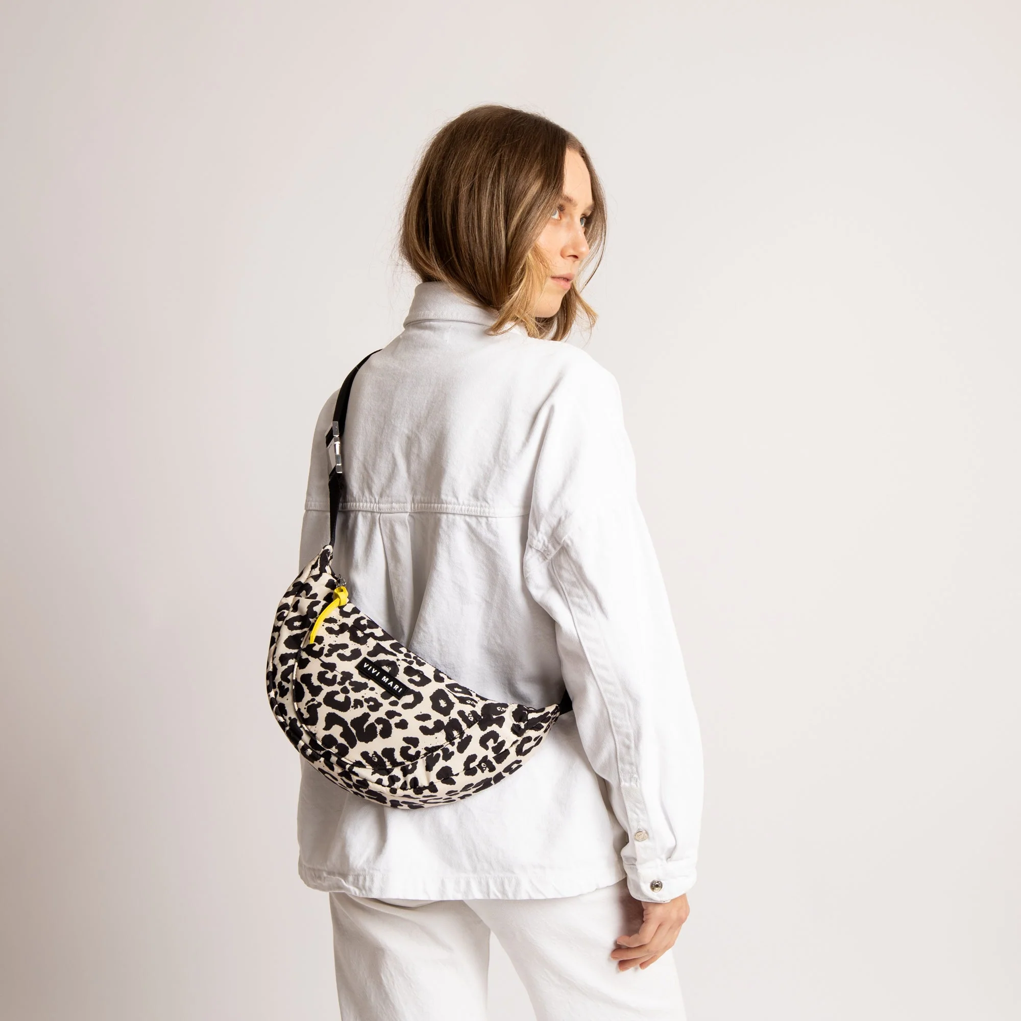 Padded Hip Bag medium - leo splashes black/sand - Image 10