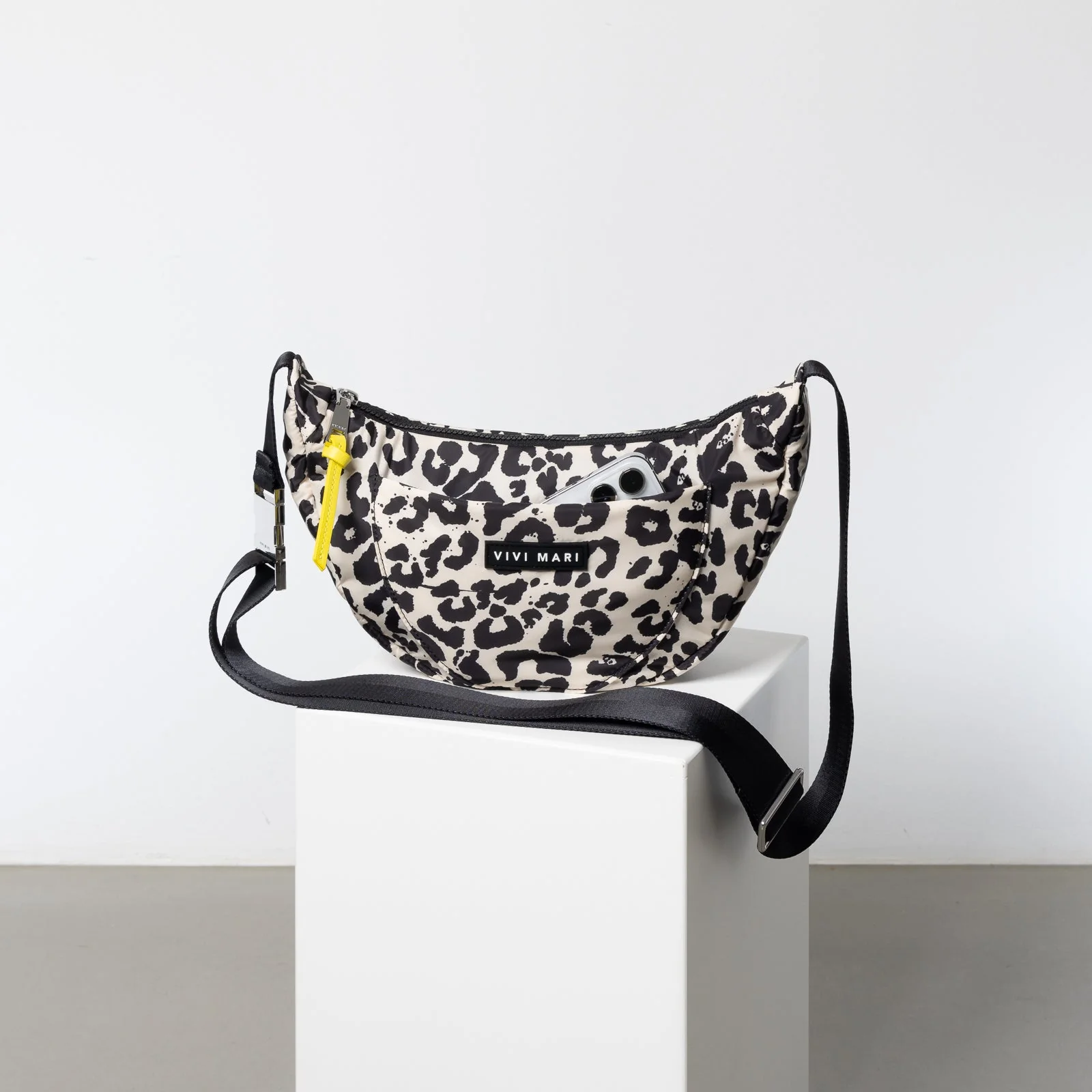Padded Hip Bag medium - leo splashes black/sand - Image 13