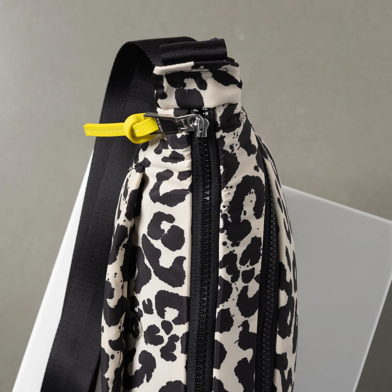 Padded Hip Bag medium - leo splashes black/sand - Image 14