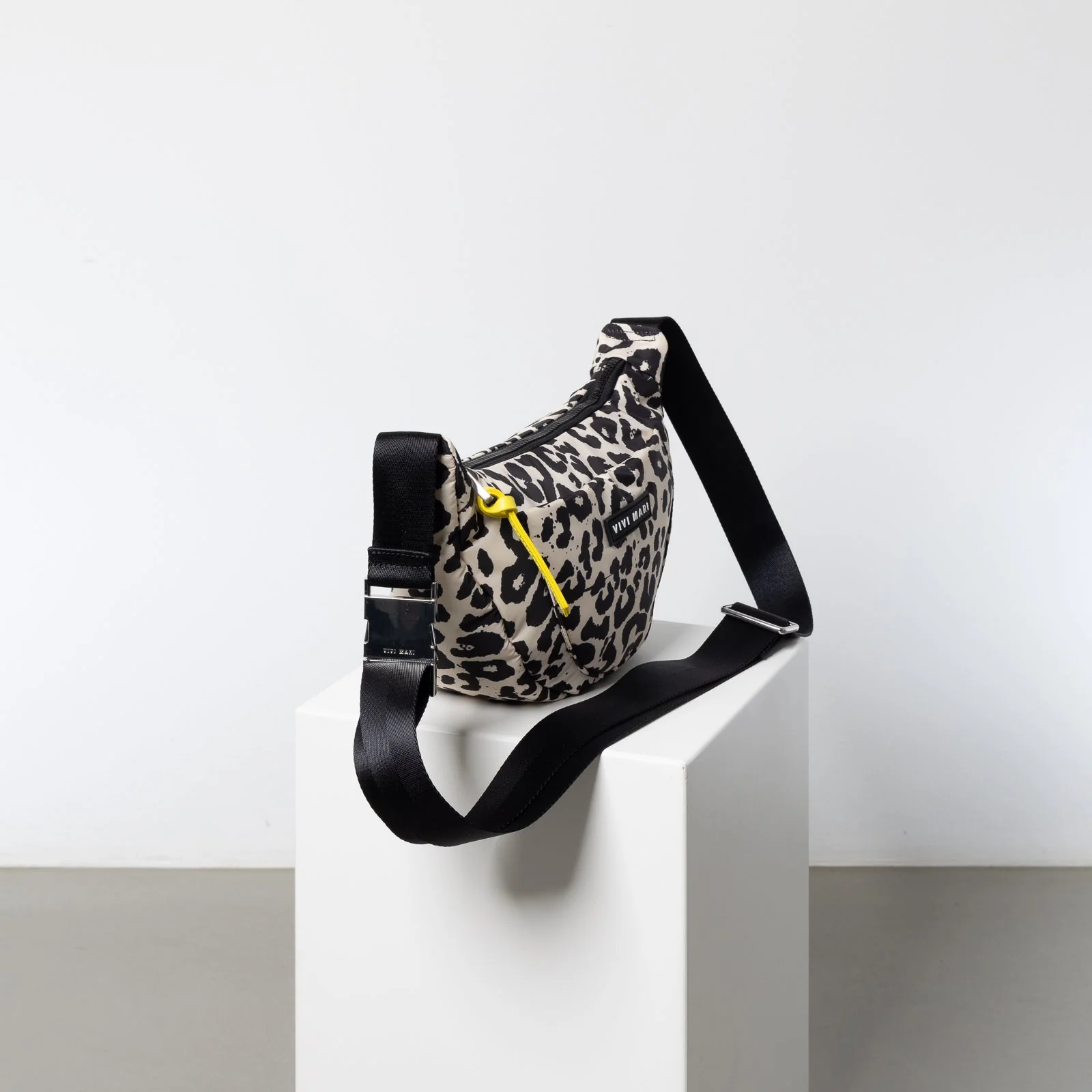 Padded Hip Bag medium - leo splashes black/sand - Image 3