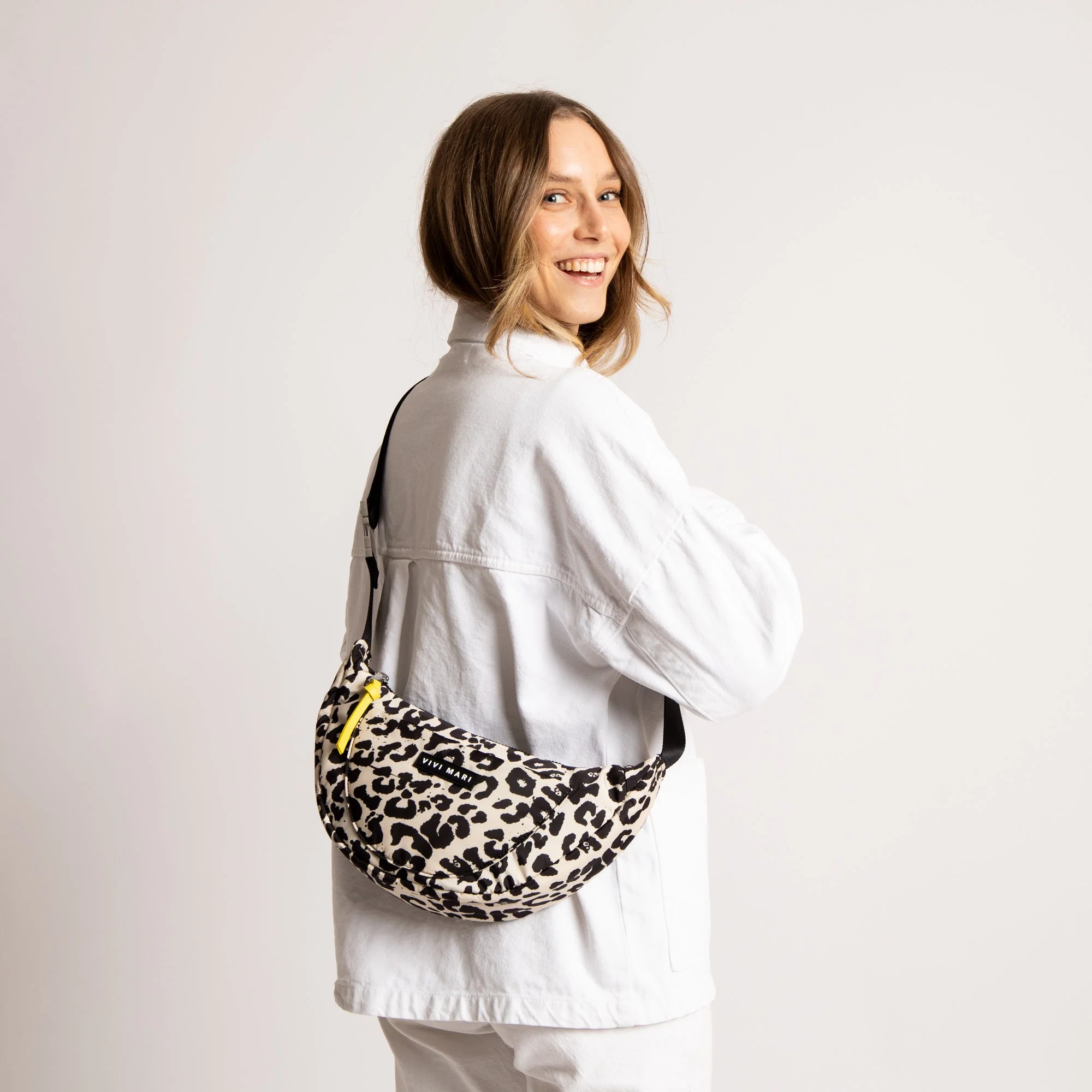 Padded Hip Bag medium - leo splashes black/sand - Image 4