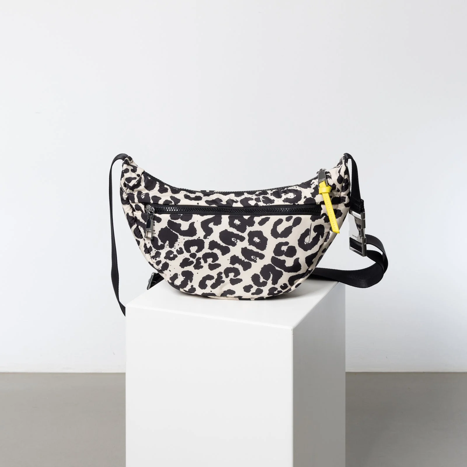 Padded Hip Bag medium - leo splashes black/sand - Image 5