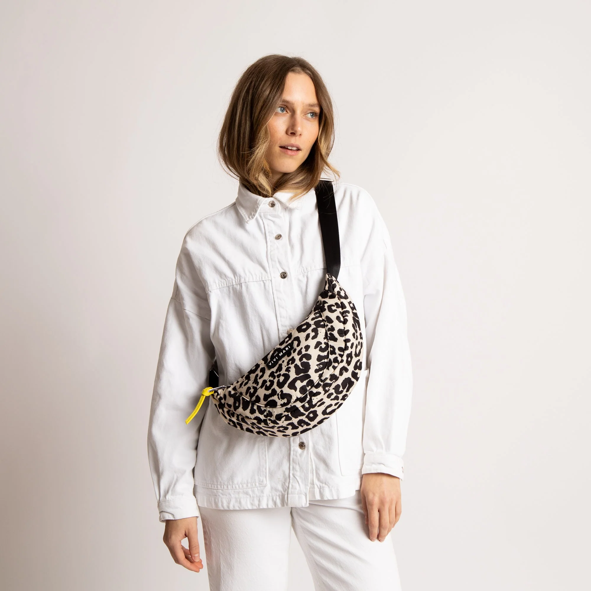 Padded Hip Bag medium - leo splashes black/sand - Image 6