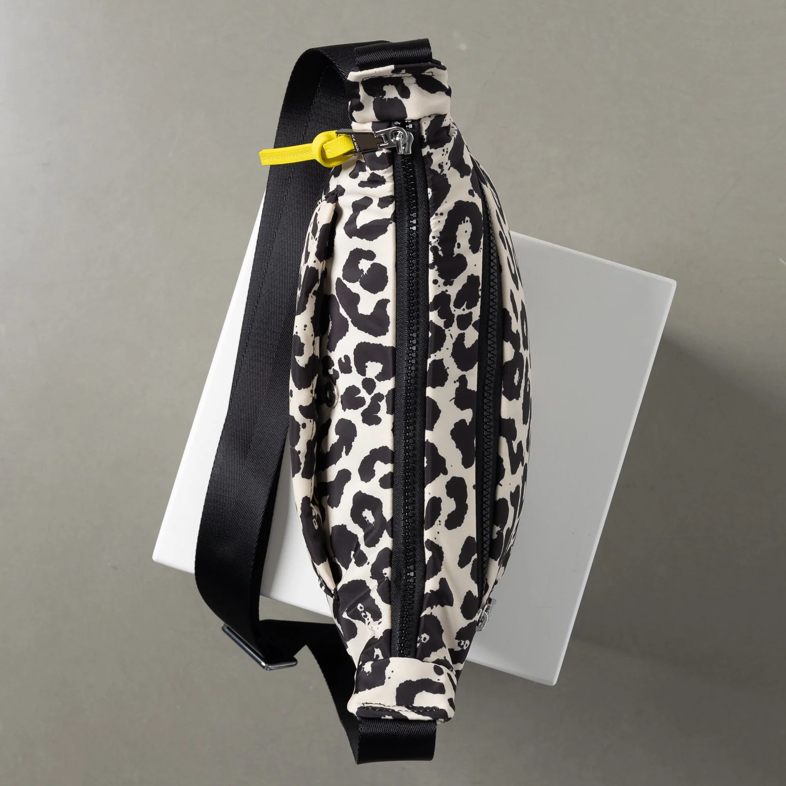 Padded Hip Bag medium - leo splashes black/sand - Image 7