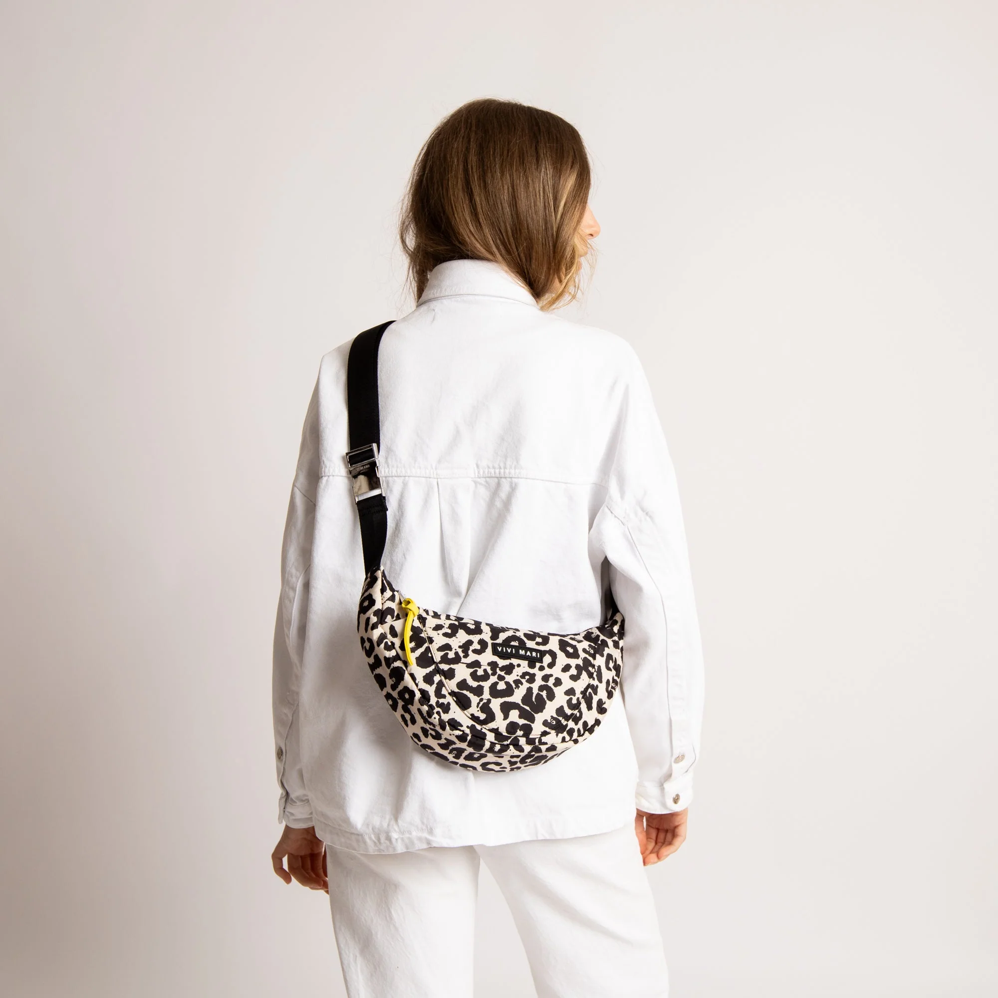Padded Hip Bag medium - leo splashes black/sand - Image 8