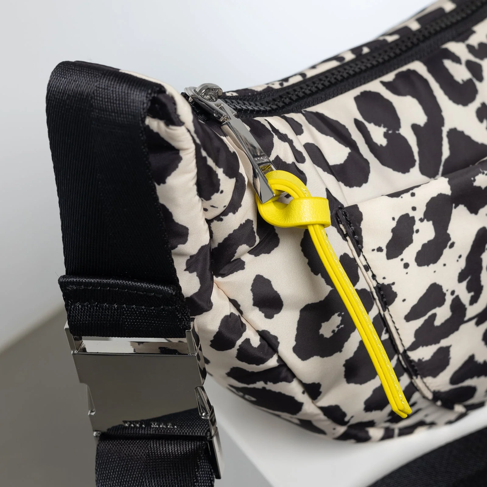 Padded Hip Bag medium - leo splashes black/sand - Image 9