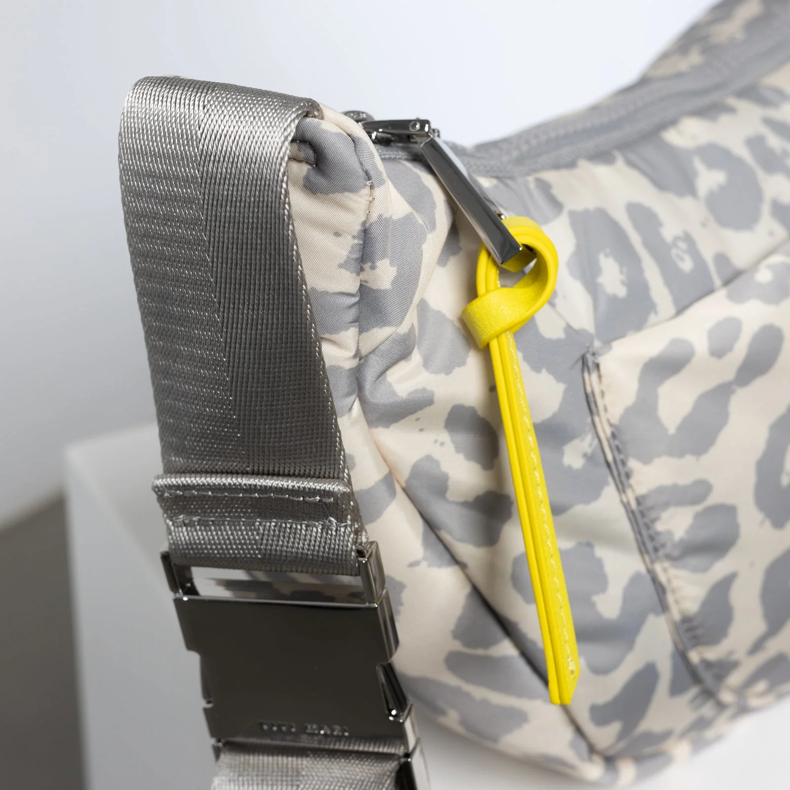 Padded Hip Bag medium - leo splashes grey/sand - Image 10