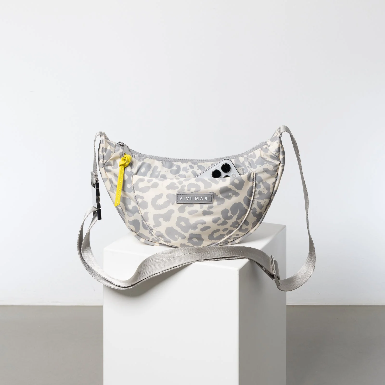 Padded Hip Bag medium - leo splashes grey/sand - Image 11