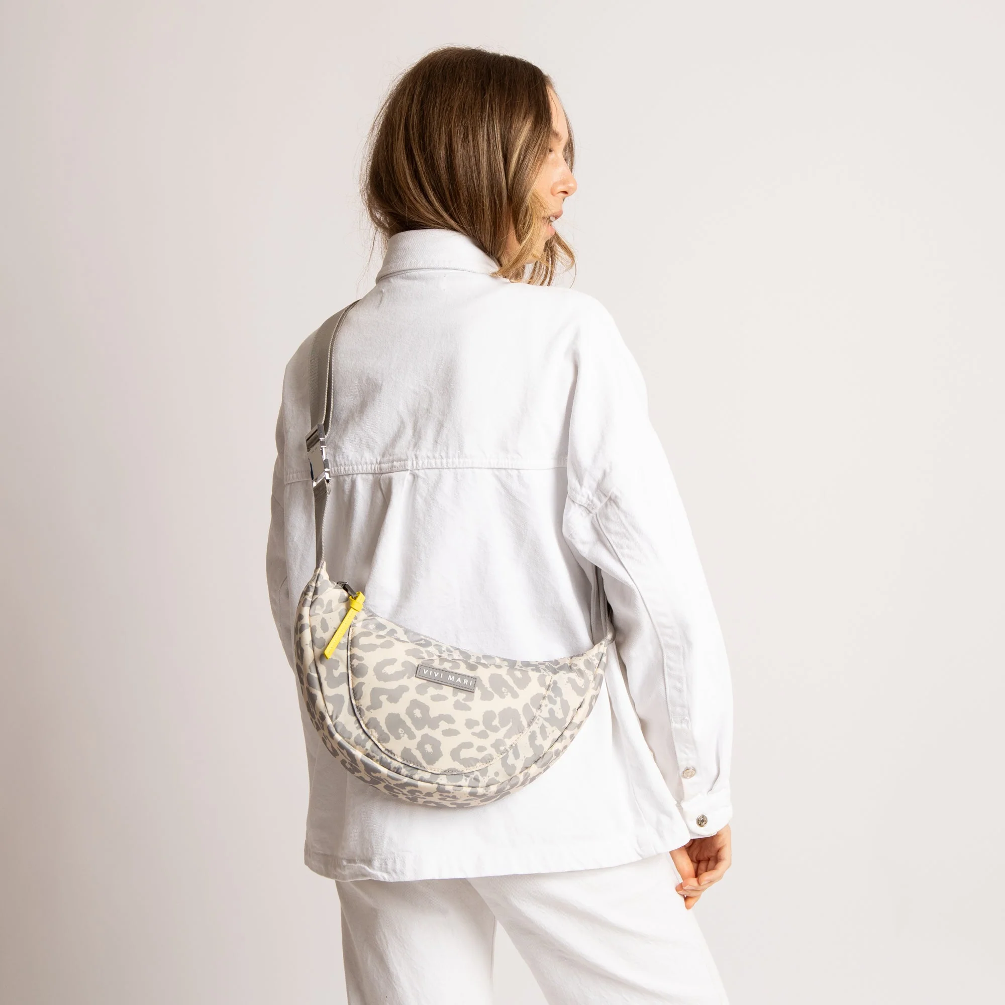 Padded Hip Bag medium - leo splashes grey/sand - Image 4