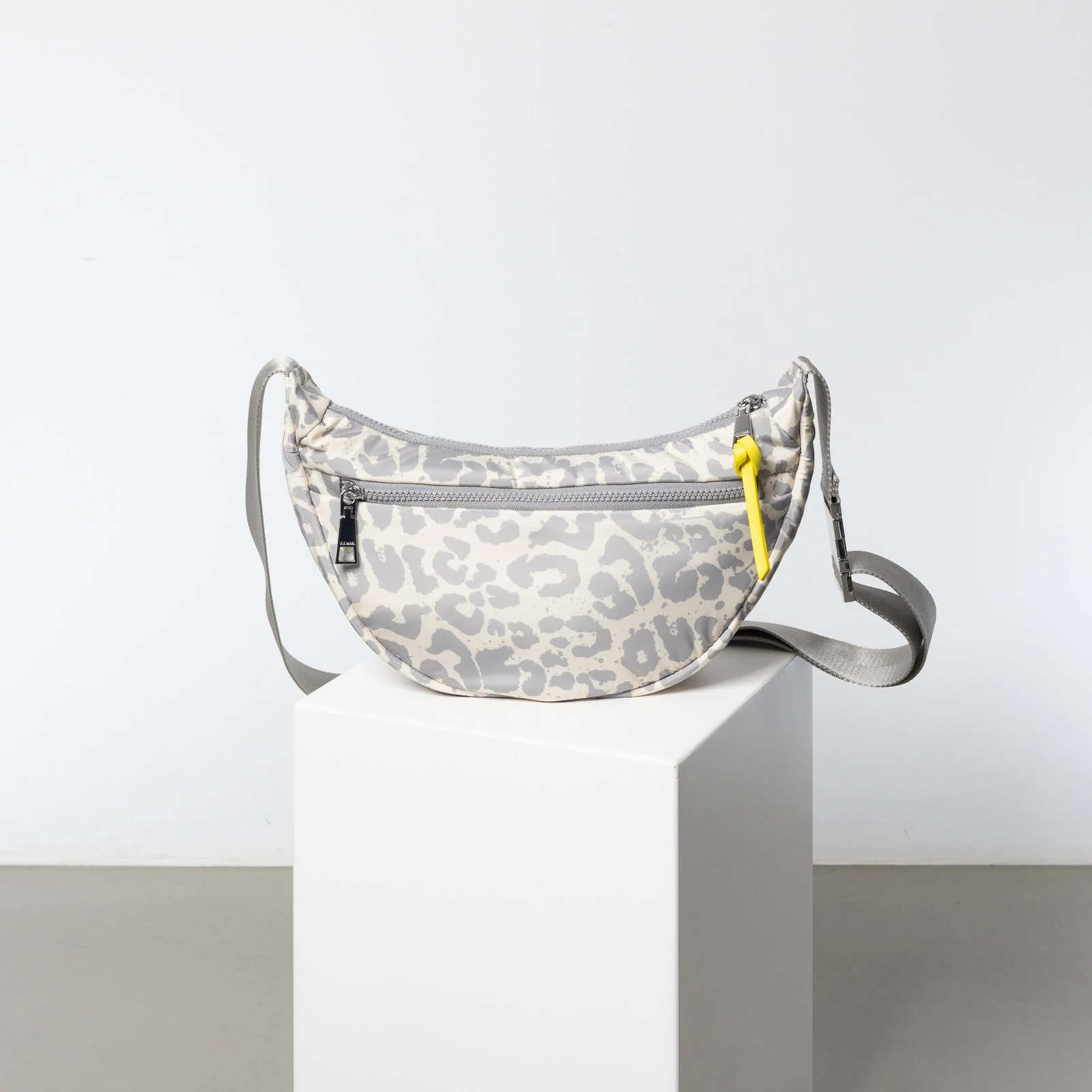 Padded Hip Bag medium - leo splashes grey/sand - Image 5