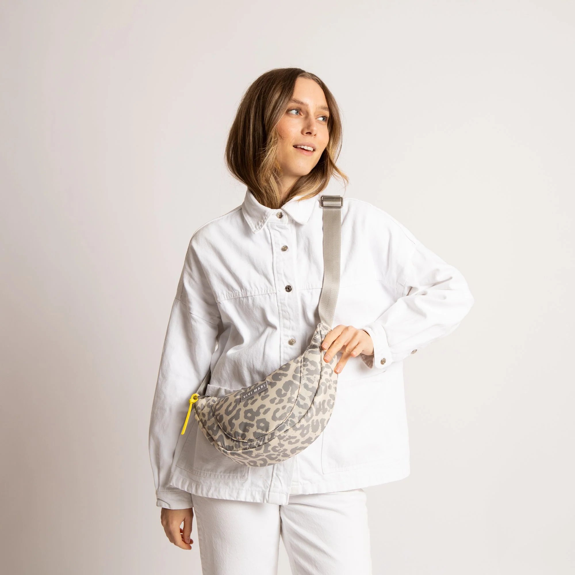 Padded Hip Bag medium - leo splashes grey/sand - Image 6