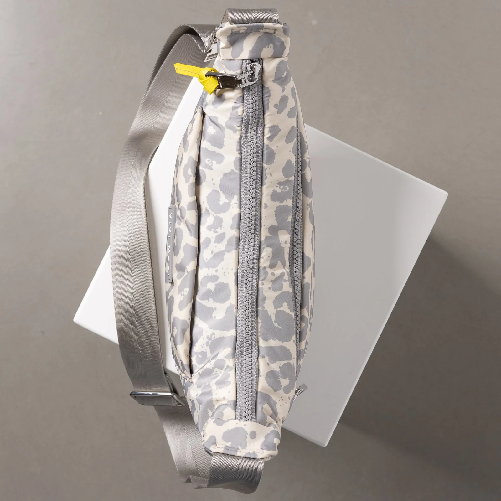 Padded Hip Bag medium - leo splashes grey/sand - Image 7
