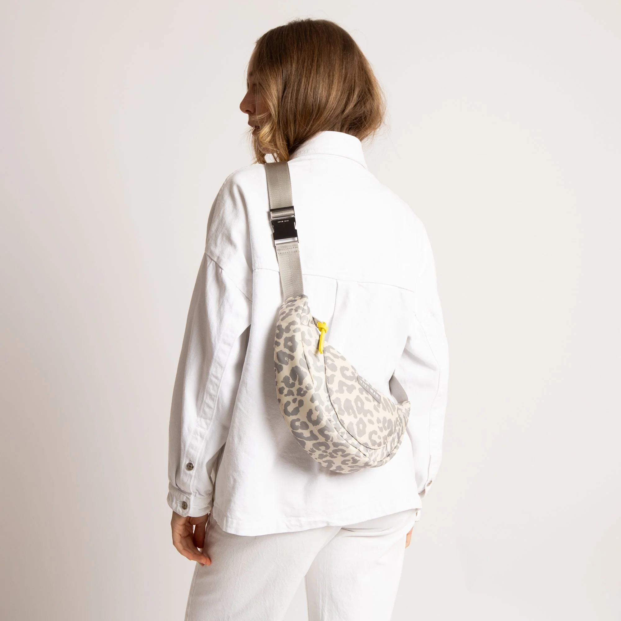 Padded Hip Bag medium - leo splashes grey/sand - Image 8