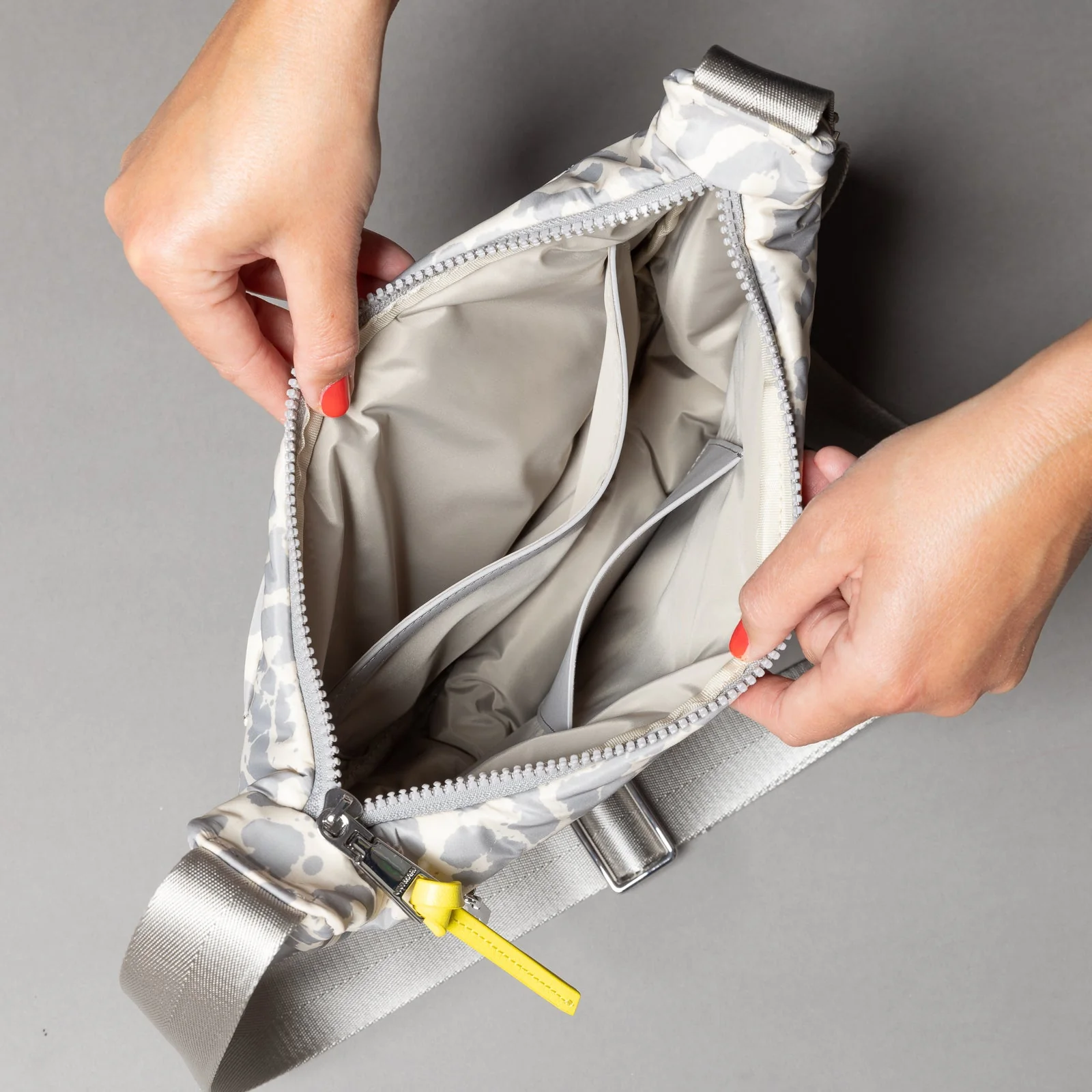 Padded Hip Bag medium - leo splashes grey/sand - Image 9