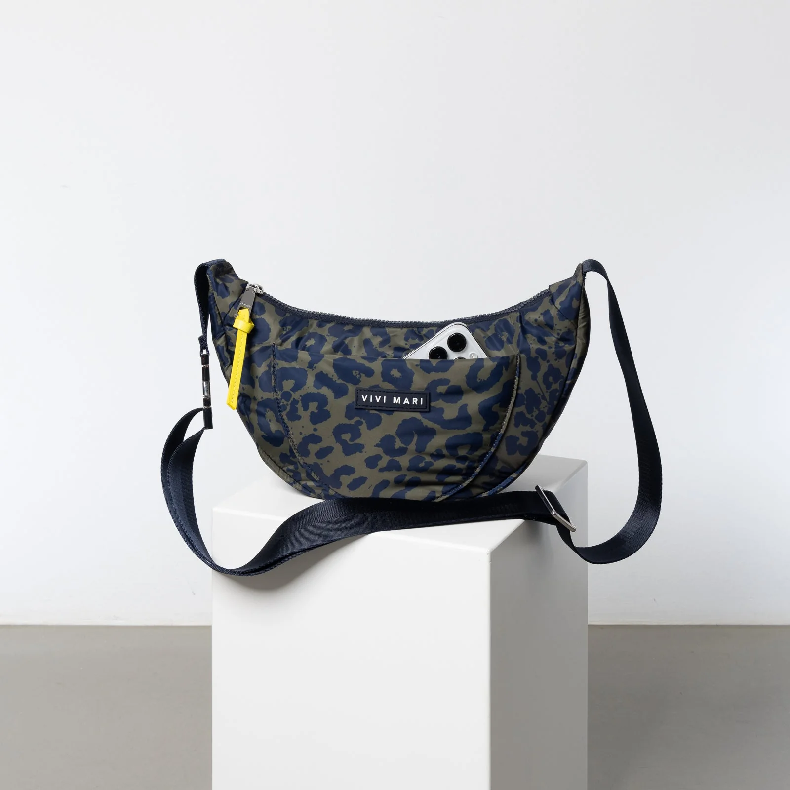 Padded Hip Bag medium - leo splashes navy/olive - Image 11