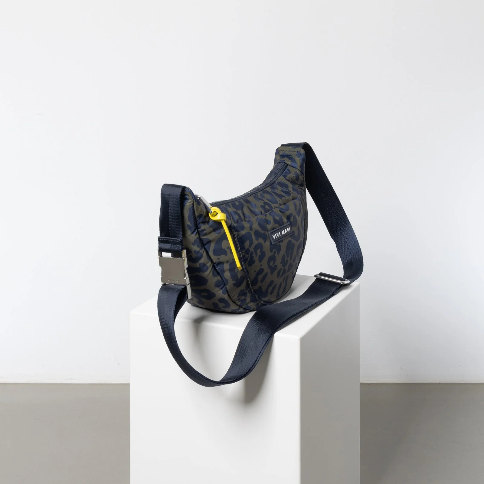 Padded Hip Bag medium - leo splashes navy/olive - Image 3