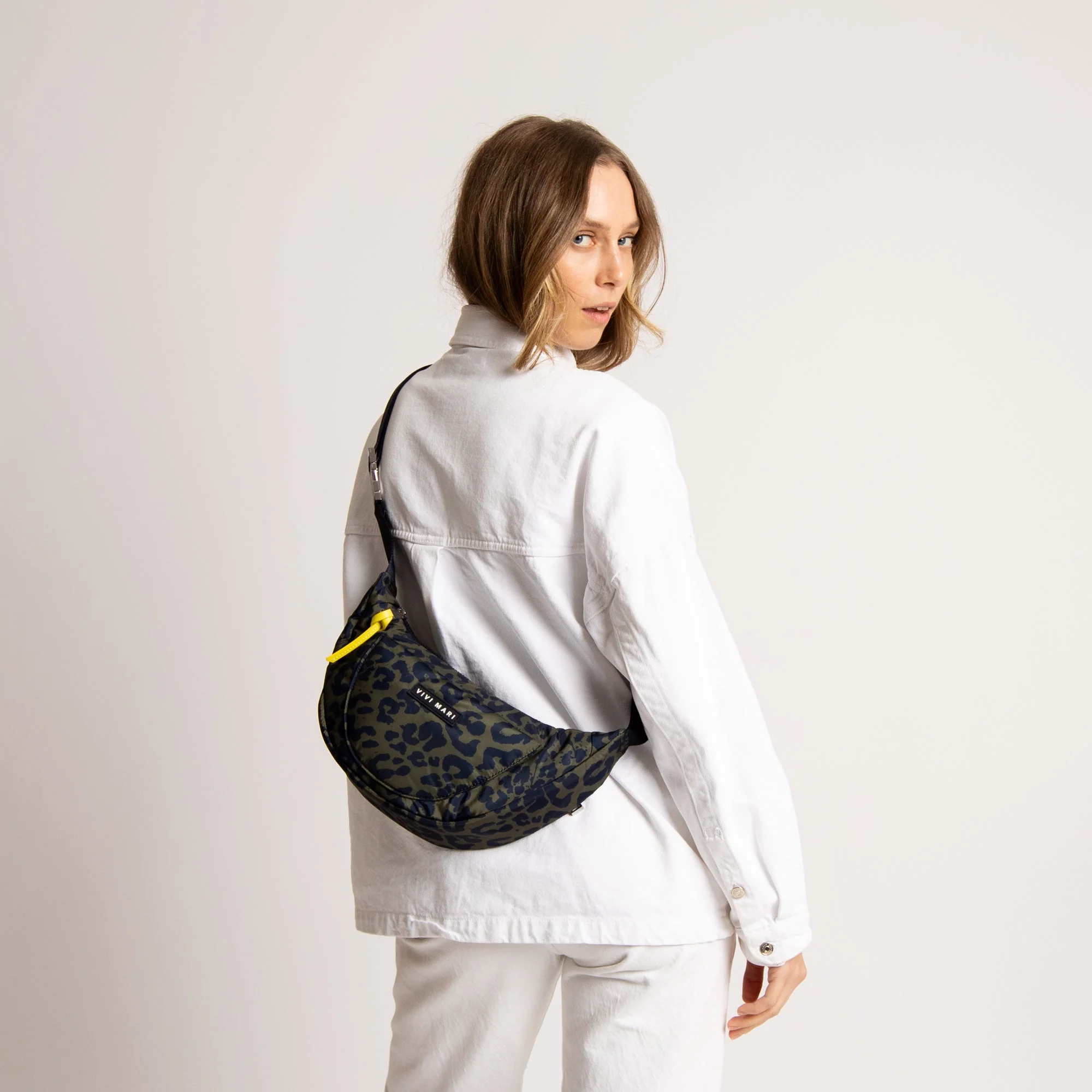 Padded Hip Bag medium - leo splashes navy/olive - Image 4