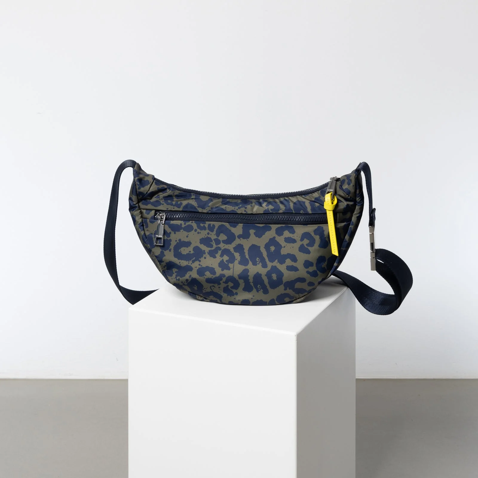 Padded Hip Bag medium - leo splashes navy/olive - Image 5