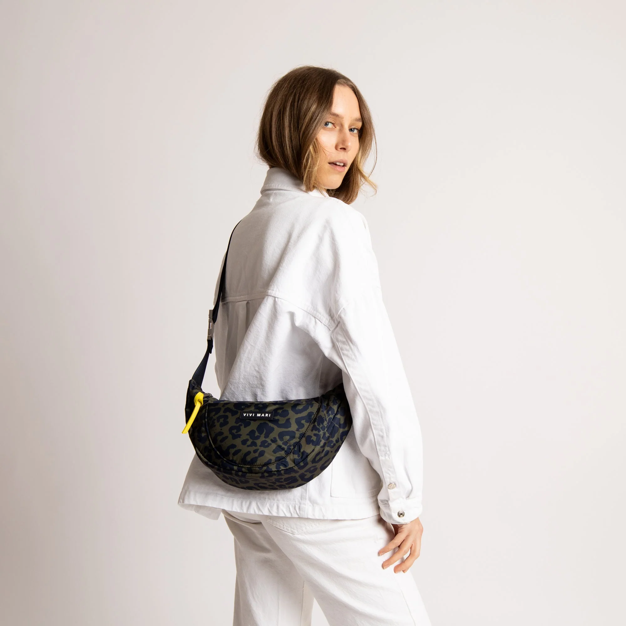 Padded Hip Bag medium - leo splashes navy/olive - Image 6