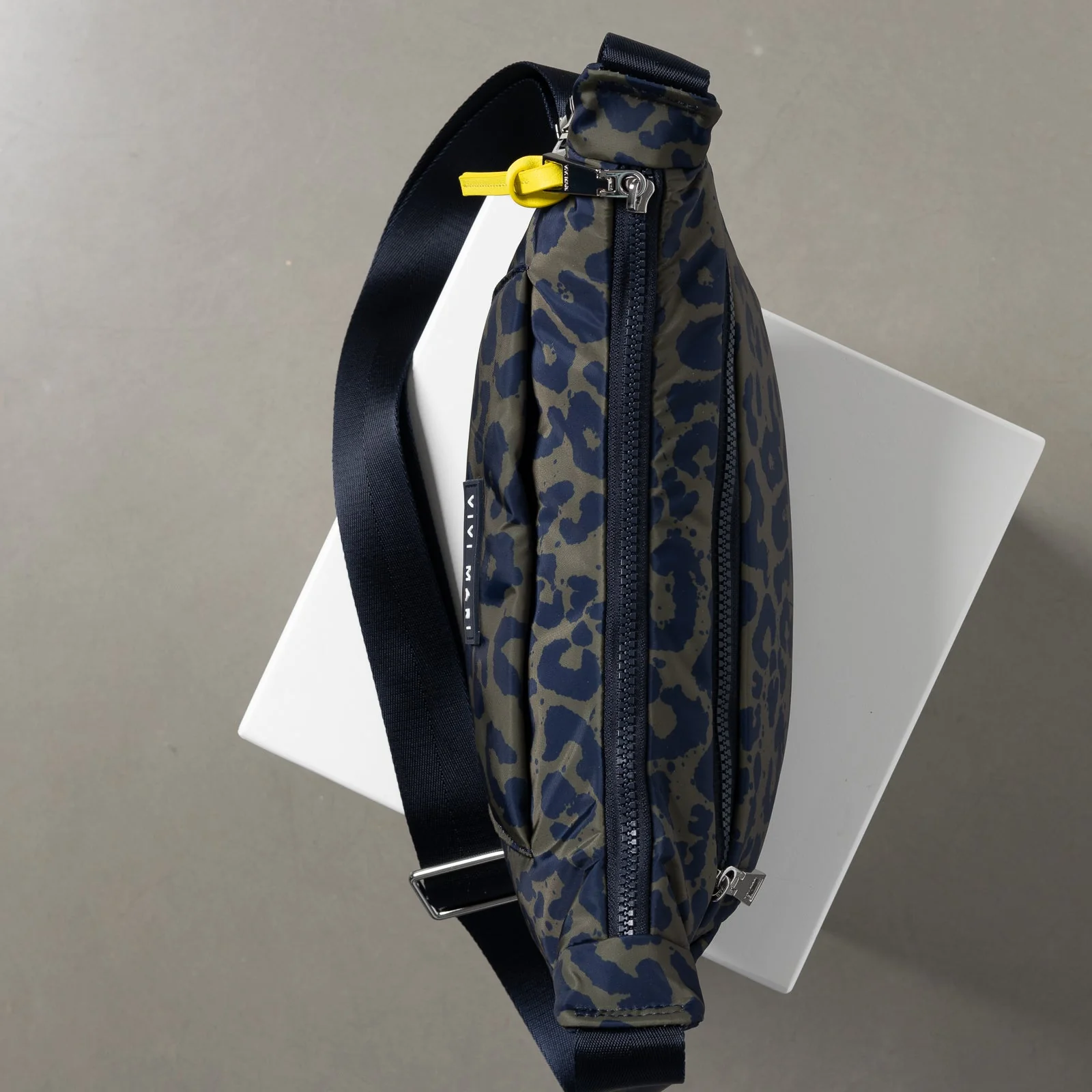 Padded Hip Bag medium - leo splashes navy/olive - Image 7