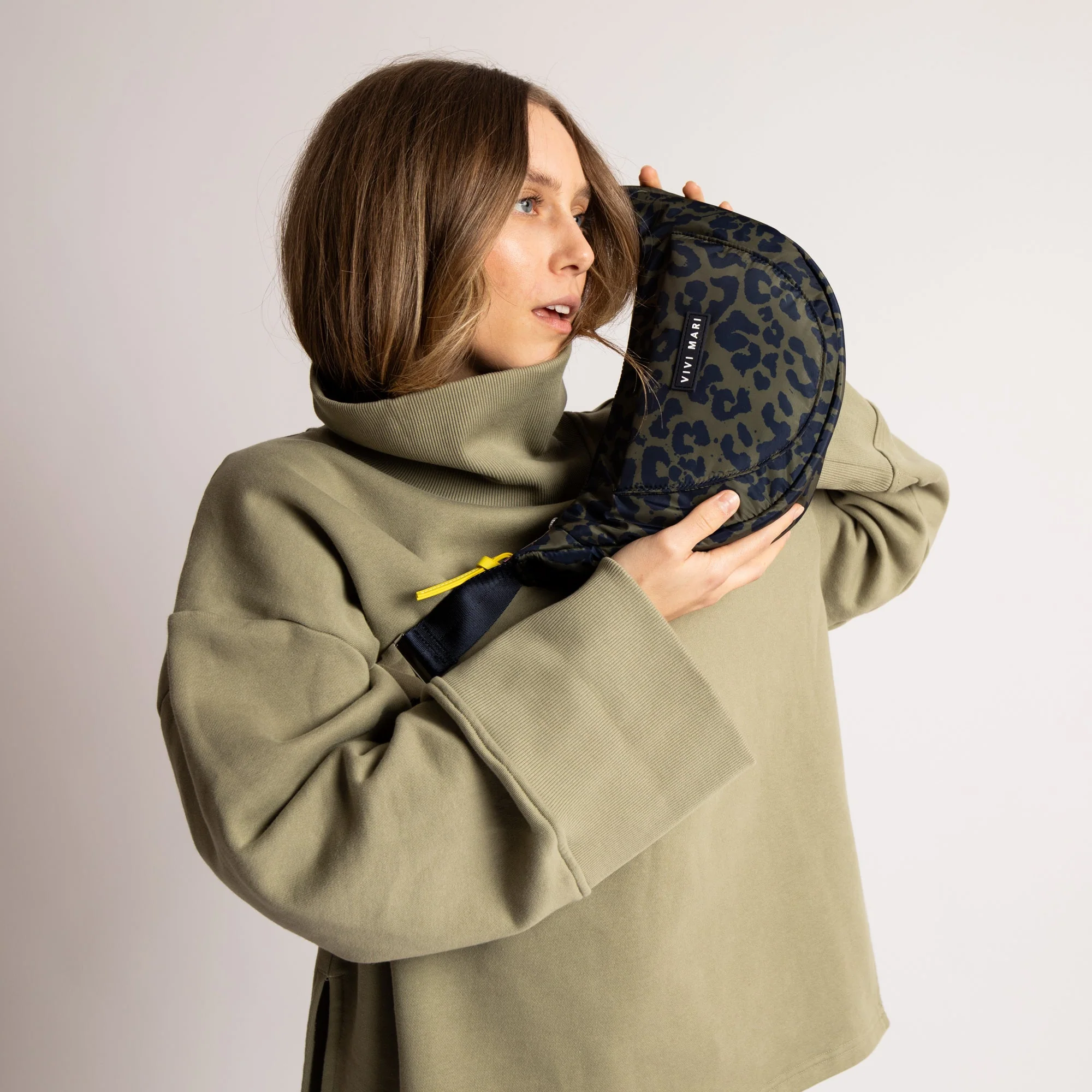 Padded Hip Bag medium - leo splashes navy/olive - Image 8