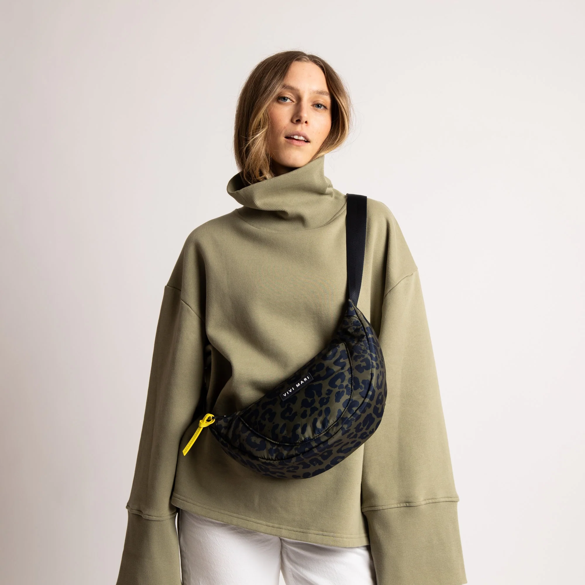 Padded Hip Bag medium - leo splashes navy/olive - Image 9