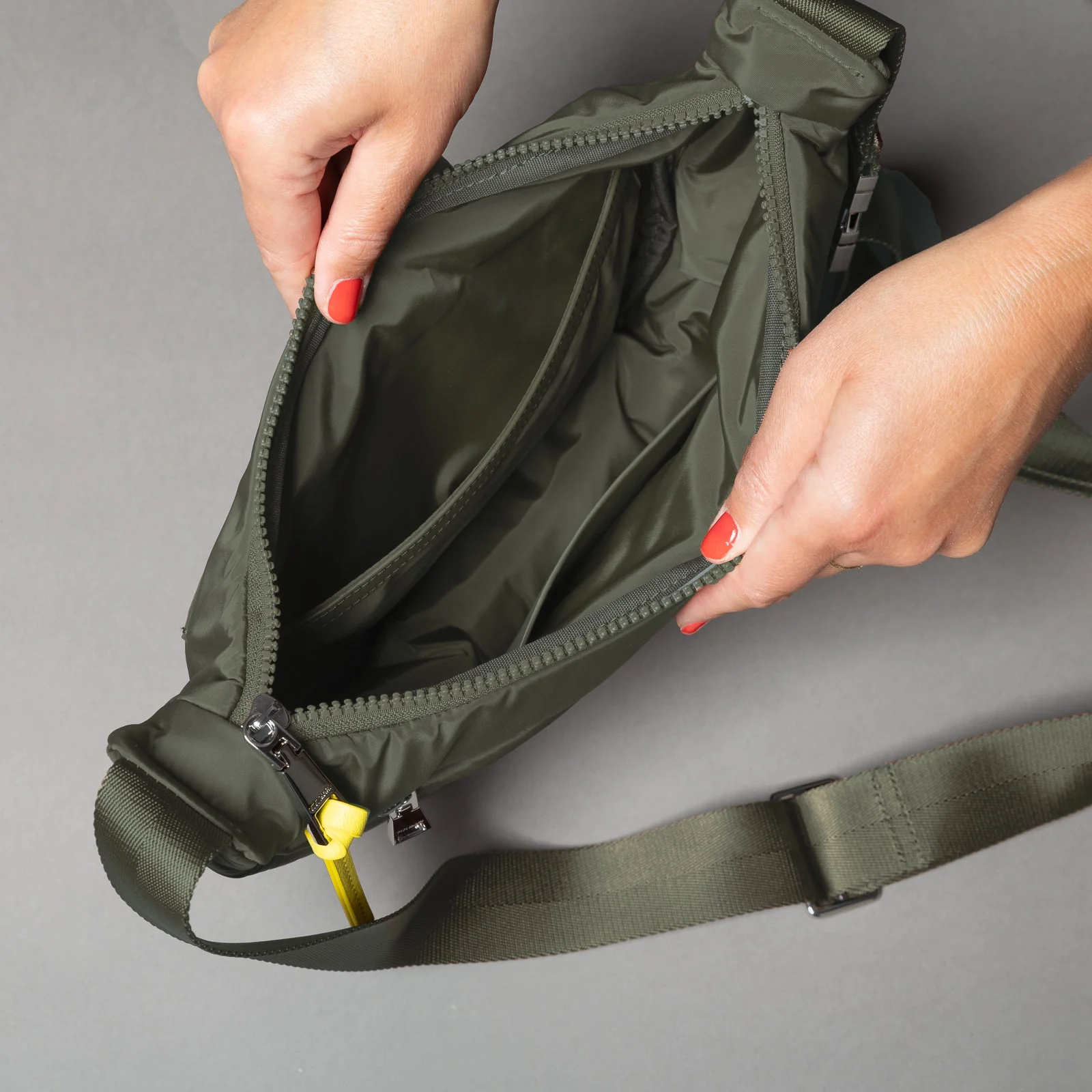 Padded Hip Bag medium - olive - Image 9