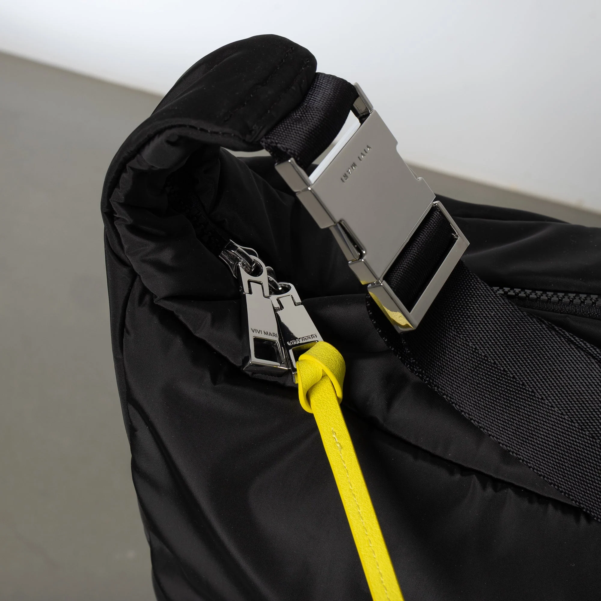 Padded Hip Bag oversized - black - Image 4