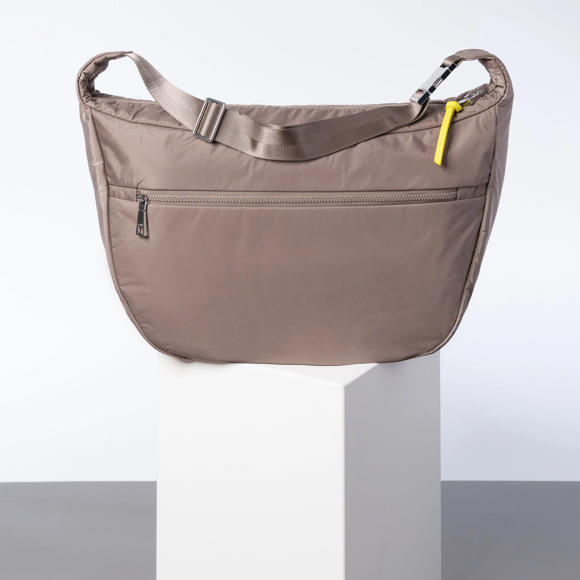 Padded Hip Bag oversized - dark mushroom - Image 11
