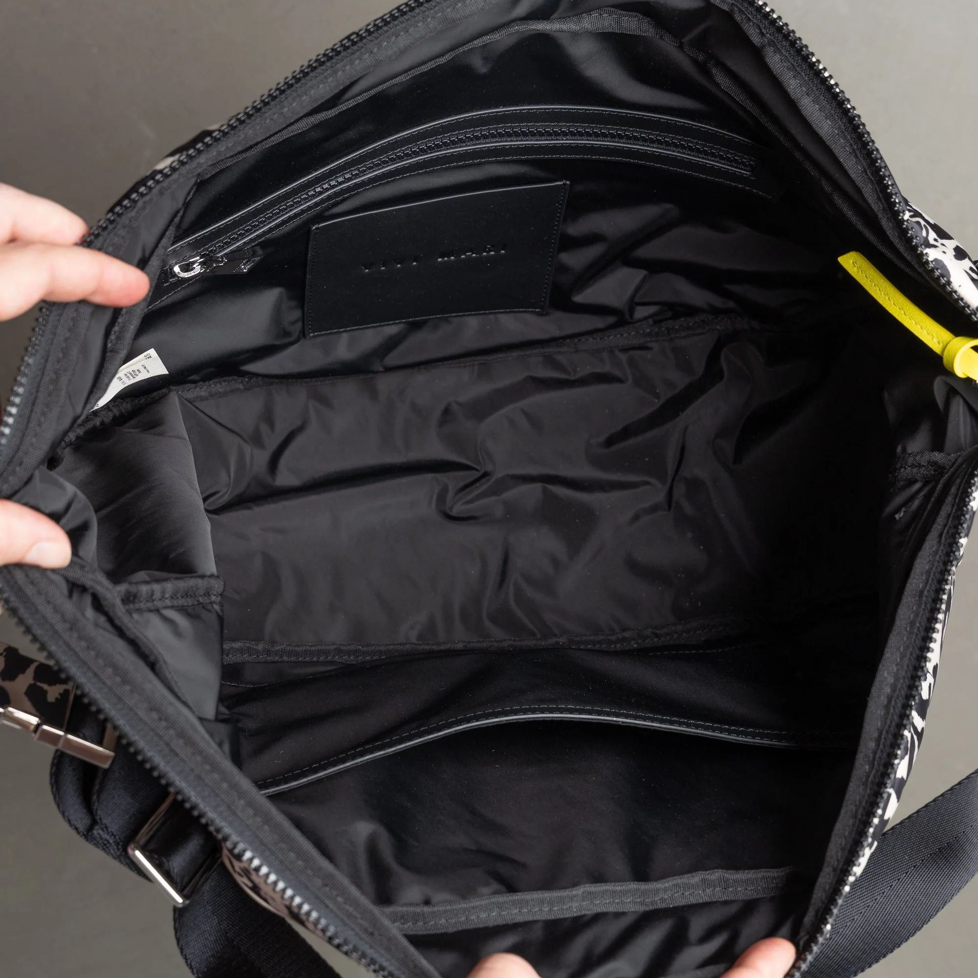 Padded Hip Bag oversized - leo splashes black/sand - Image 10