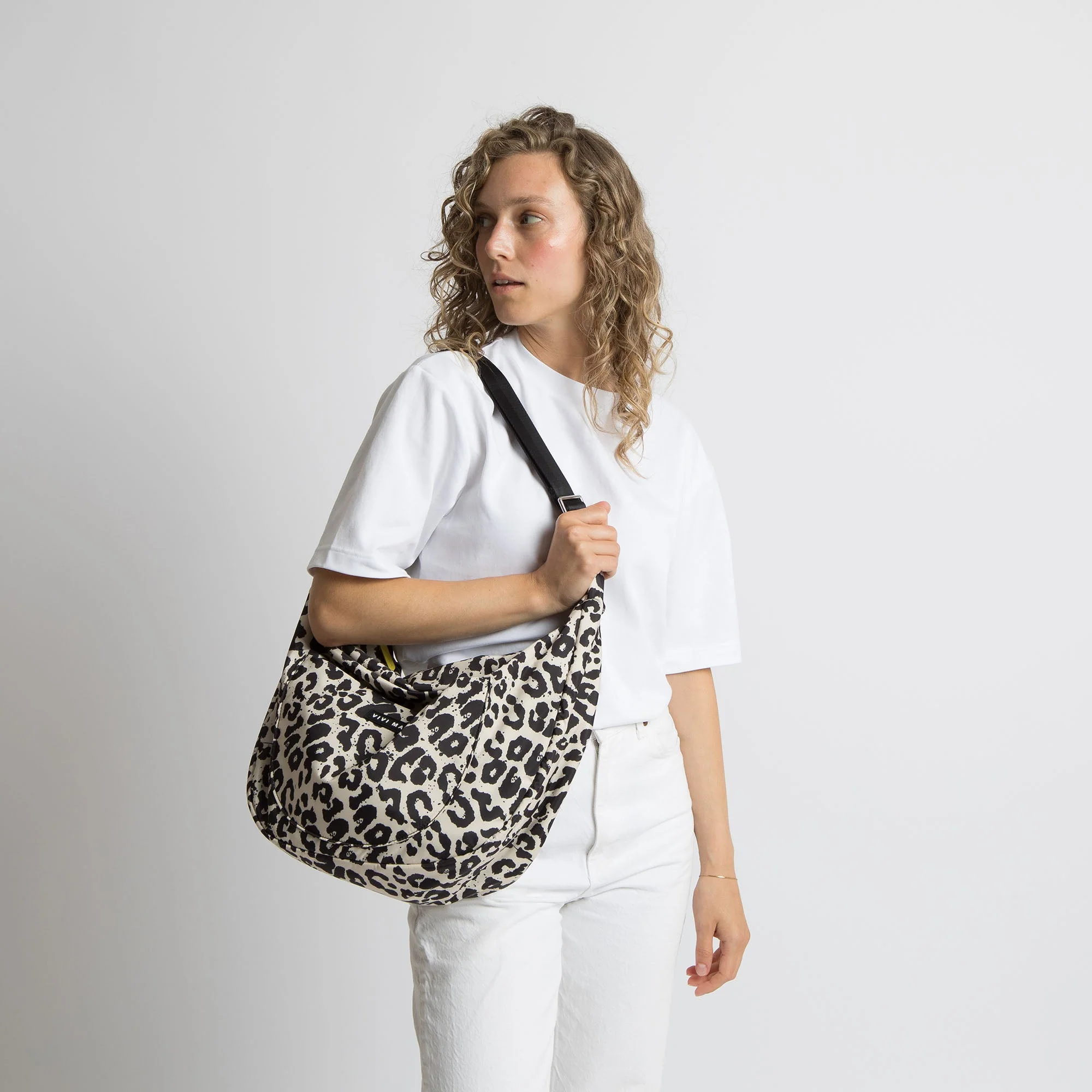 Padded Hip Bag oversized - leo splashes black/sand - Image 11