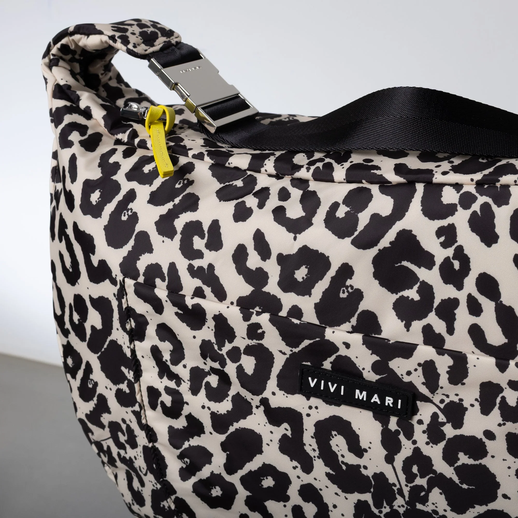 Padded Hip Bag oversized - leo splashes black/sand - Image 12