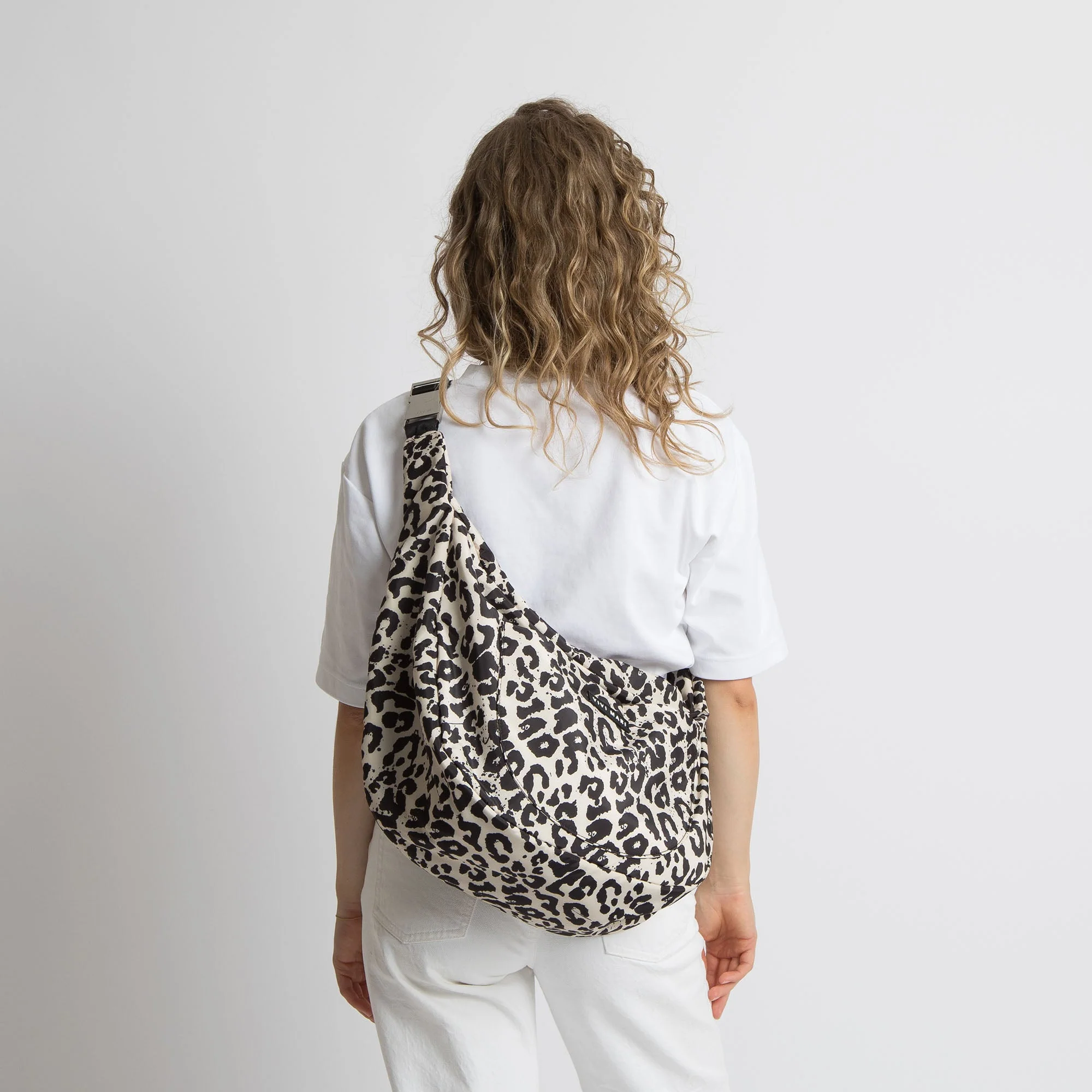 Padded Hip Bag oversized - leo splashes black/sand - Image 13