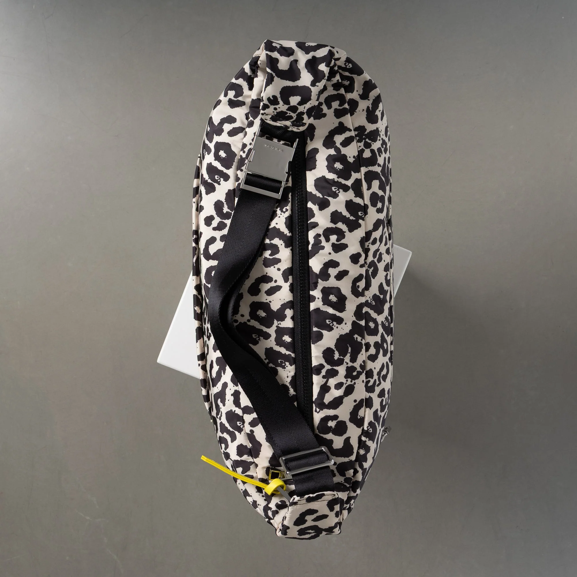 Padded Hip Bag oversized - leo splashes black/sand - Image 14