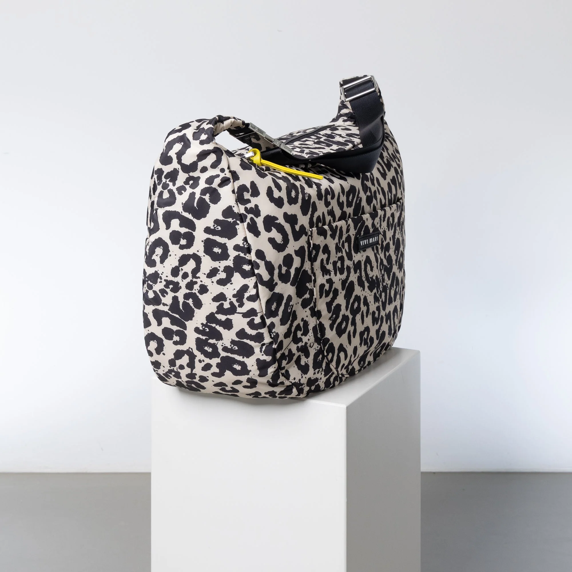 Padded Hip Bag oversized - leo splashes black/sand - Image 3