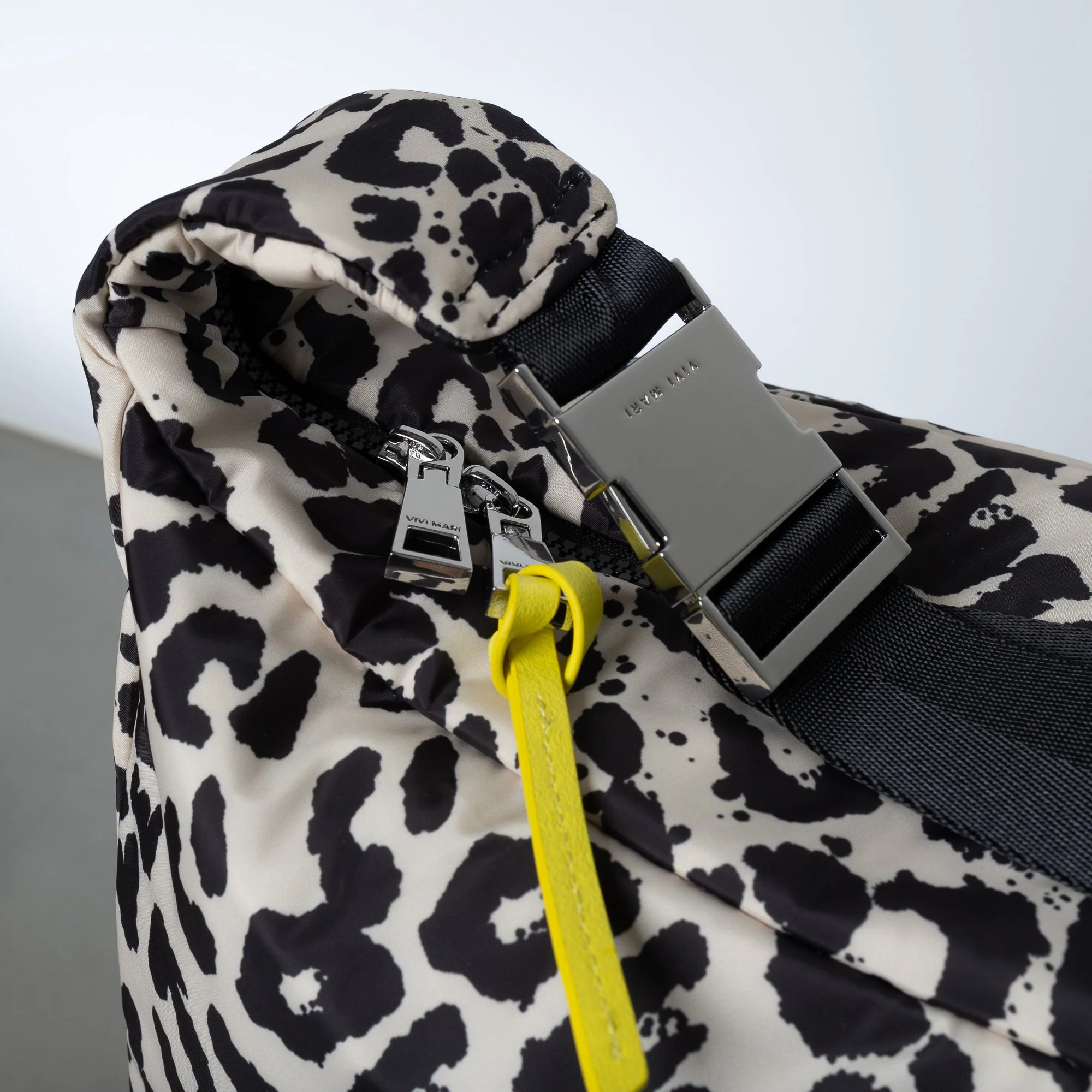 Padded Hip Bag oversized - leo splashes black/sand - Image 4