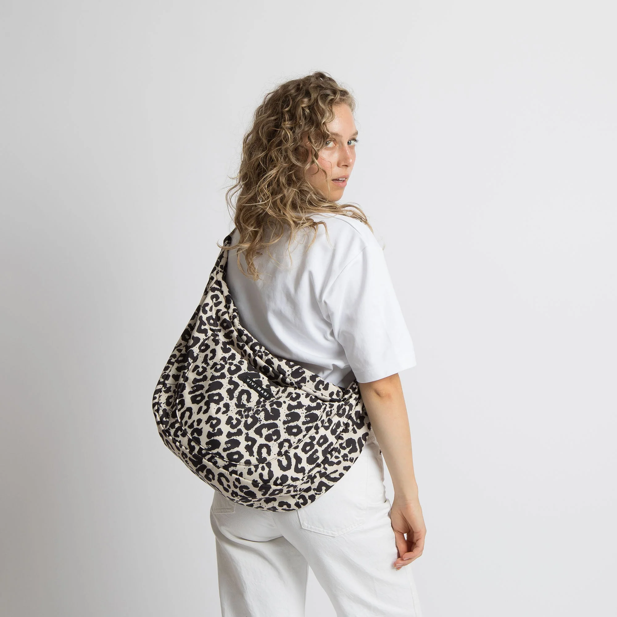 Padded Hip Bag oversized - leo splashes black/sand - Image 5
