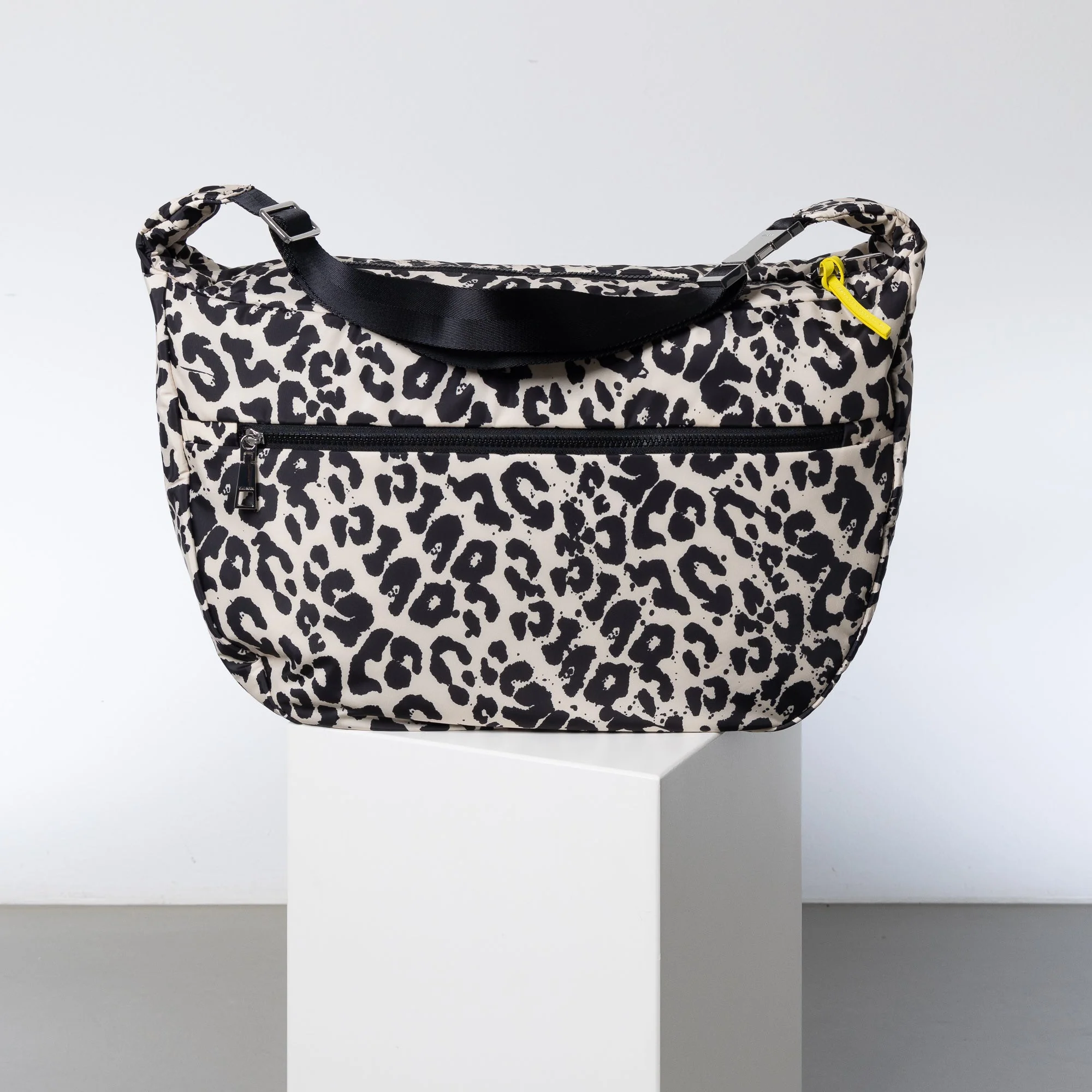 Padded Hip Bag oversized - leo splashes black/sand - Image 6