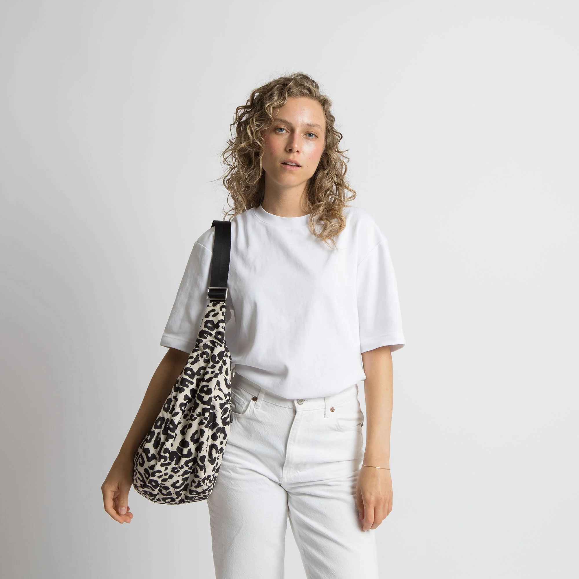 Padded Hip Bag oversized - leo splashes black/sand - Image 7