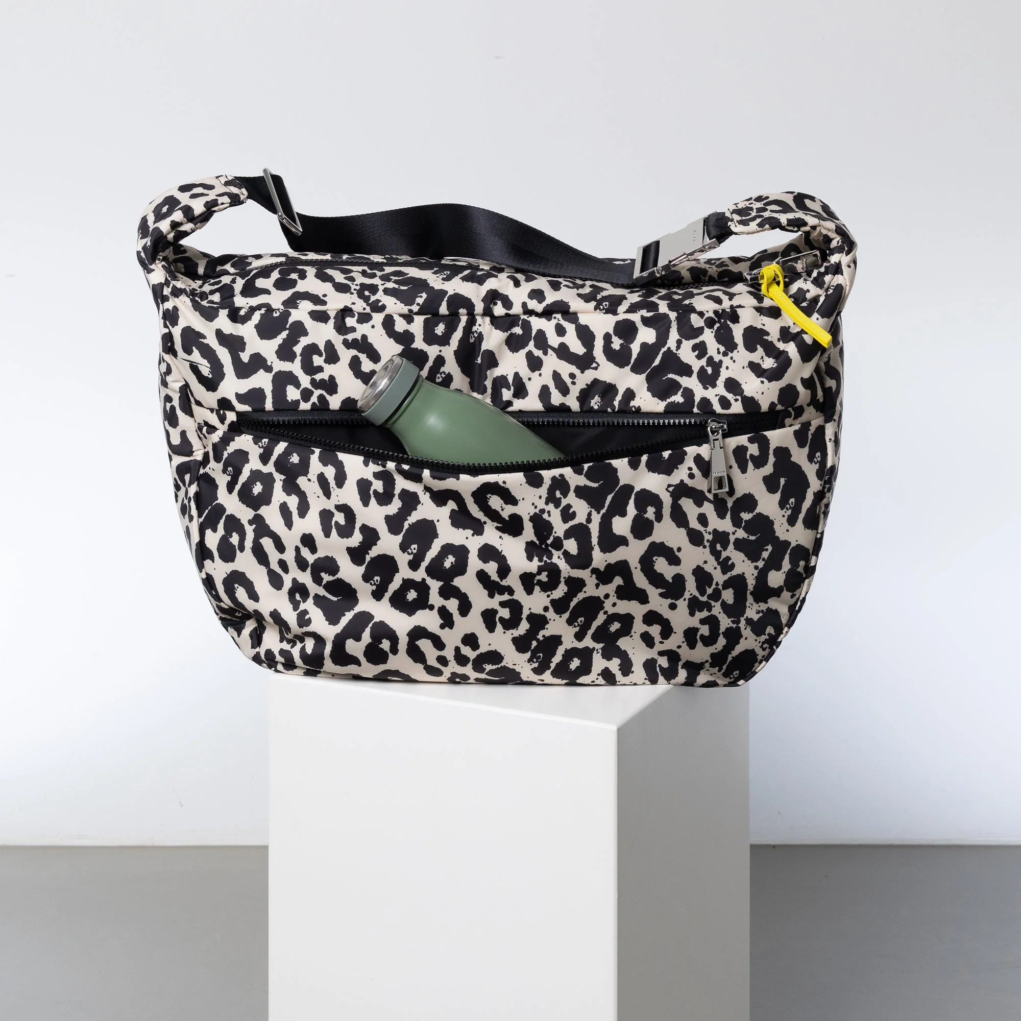 Padded Hip Bag oversized - leo splashes black/sand - Image 8