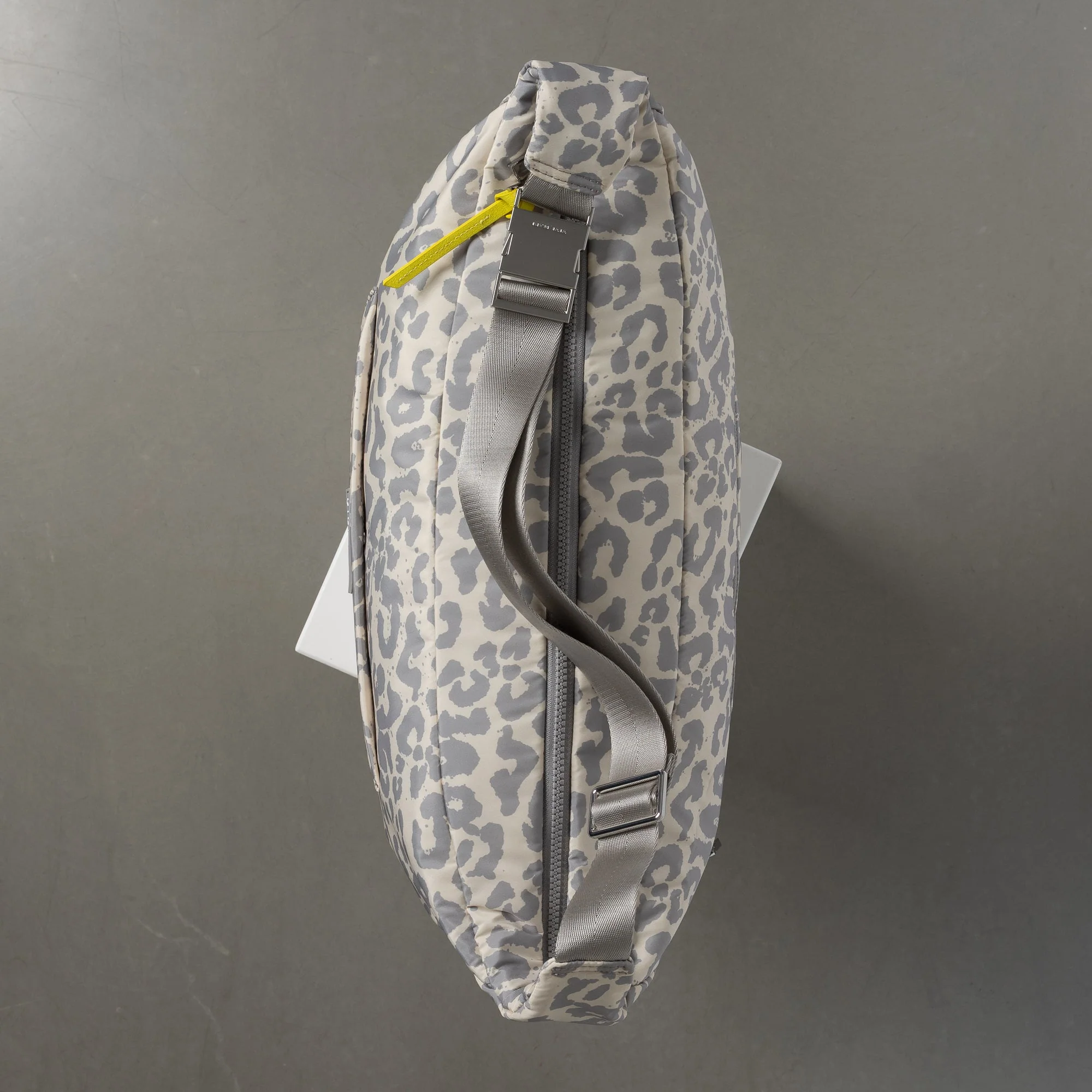 Padded Hip Bag oversized - leo splashes grey/sand - Image 10