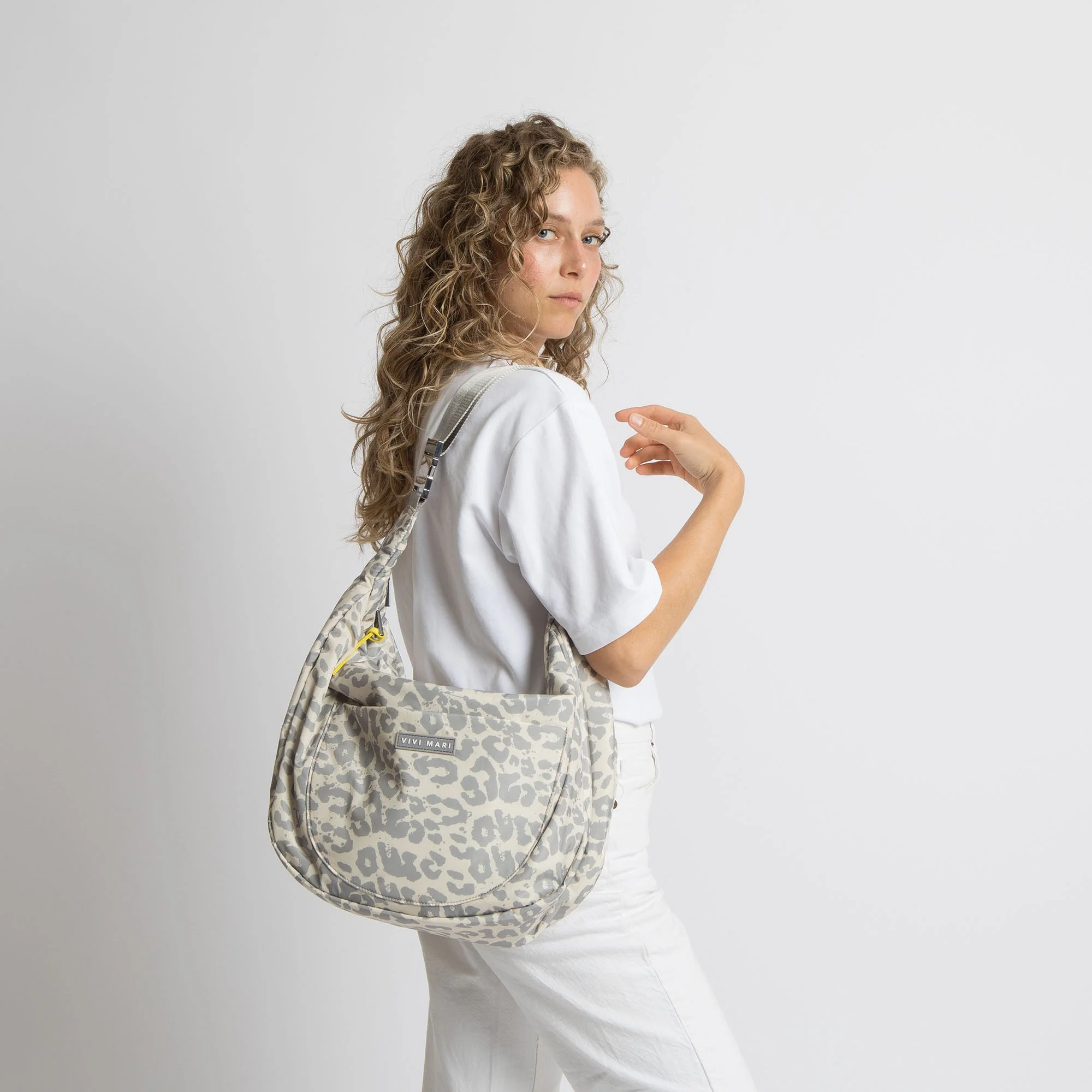Padded Hip Bag oversized - leo splashes grey/sand - Image 11