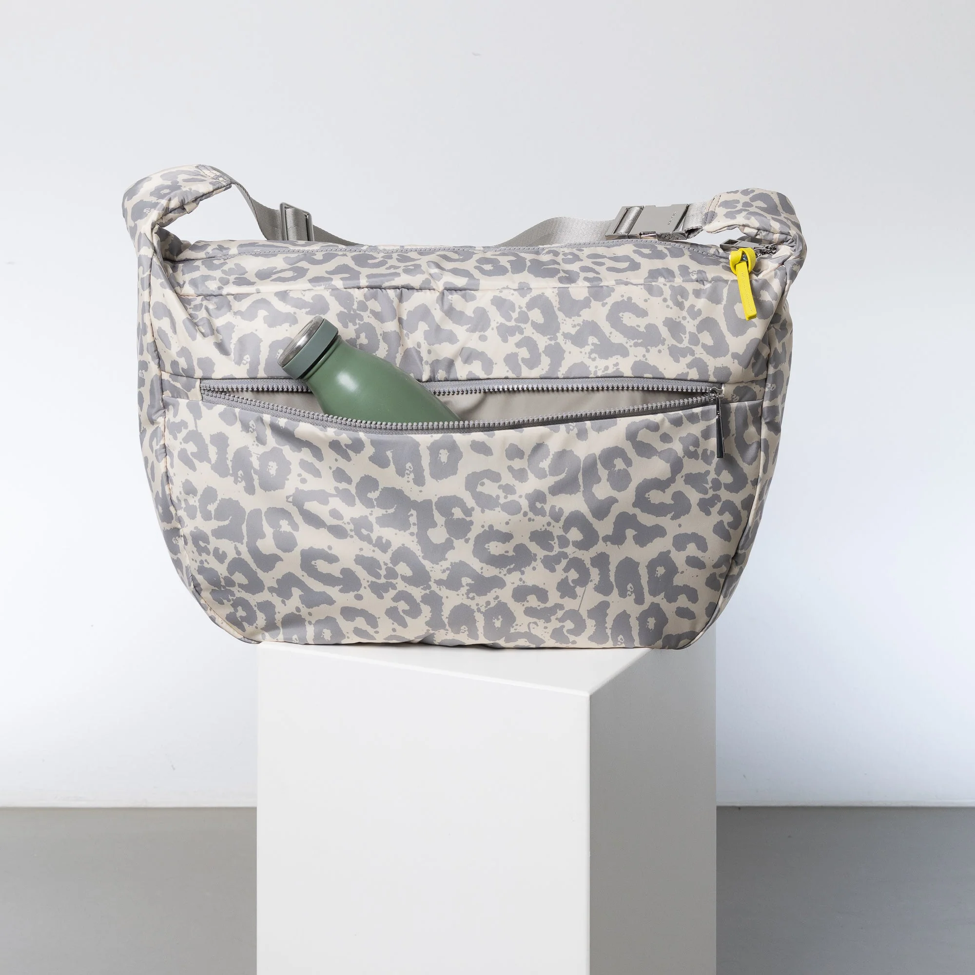 Padded Hip Bag oversized - leo splashes grey/sand - Image 12